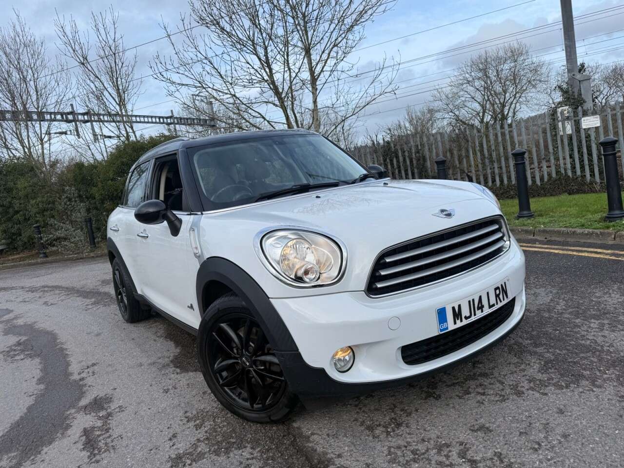 A 2014 MINI COUNTRYMAN 1.6 Cooper SUV 5dr Petrol Manual ALL4 Euro 6 (s/s) (122 ps) 12 Months MOT + A 2014 MINI COUNTRYMAN 1.6 Cooper SUV 5dr Petrol Manual ALL4 Euro 6 (s/s) (122 ps) 12 Months MOT +