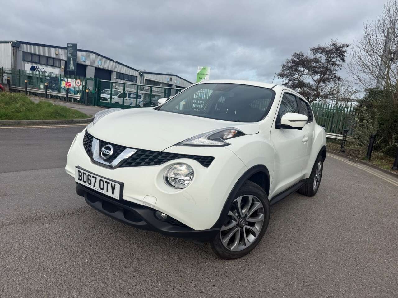 A 2017 NISSAN JUKE 1.2 DIG-T Tekna SUV 5dr Petrol Manual Euro 6 (s/s) (115 ps) Economical .Nav A 2017 NISSAN JUKE 1.2 DIG-T Tekna SUV 5dr Petrol Manual Euro 6 (s/s) (115 ps) Economical .Nav