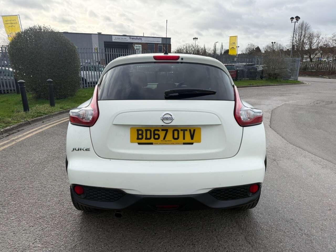 A 2017 NISSAN JUKE 1.2 DIG-T Tekna SUV 5dr Petrol Manual Euro 6 (s/s) (115 ps) Economical .Nav A 2017 NISSAN JUKE 1.2 DIG-T Tekna SUV 5dr Petrol Manual Euro 6 (s/s) (115 ps) Economical .Nav