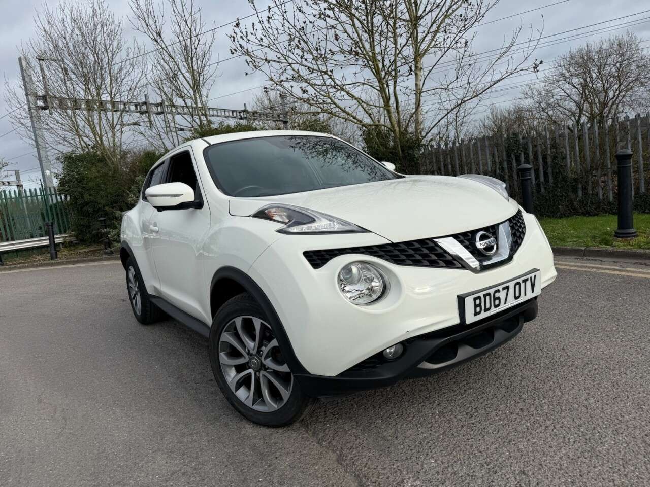 A 2017 NISSAN JUKE 1.2 DIG-T Tekna SUV 5dr Petrol Manual Euro 6 (s/s) (115 ps) Economical .Nav A 2017 NISSAN JUKE 1.2 DIG-T Tekna SUV 5dr Petrol Manual Euro 6 (s/s) (115 ps) Economical .Nav