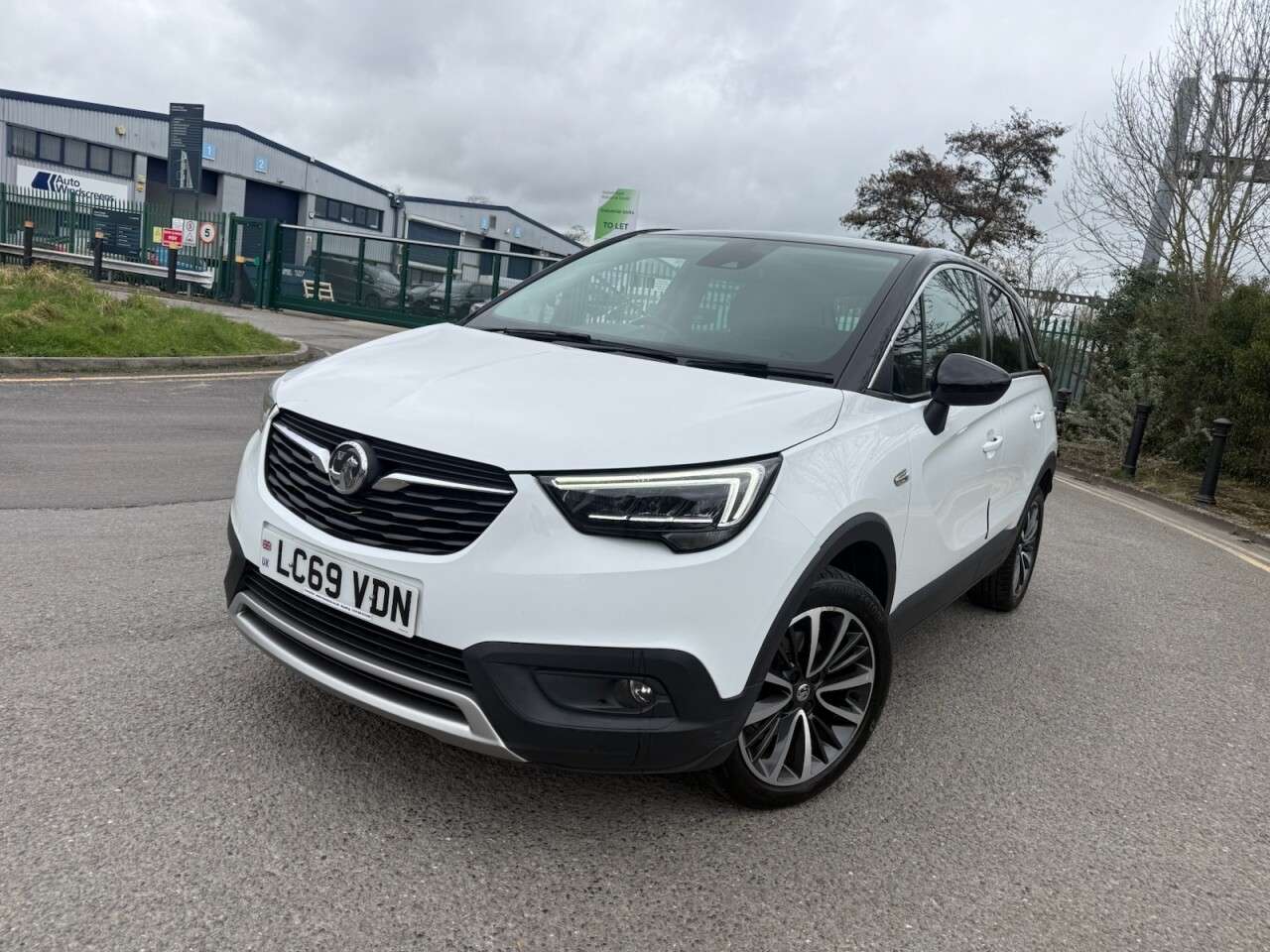 A 2019 VAUXHALL CROSSLAND X 1.2 Turbo Elite SUV 5dr Petrol Auto Euro 6 (s/s) (130 ps) 12 Months MOT + 6 A 2019 VAUXHALL CROSSLAND X 1.2 Turbo Elite SUV 5dr Petrol Auto Euro 6 (s/s) (130 ps) 12 Months MOT + 6