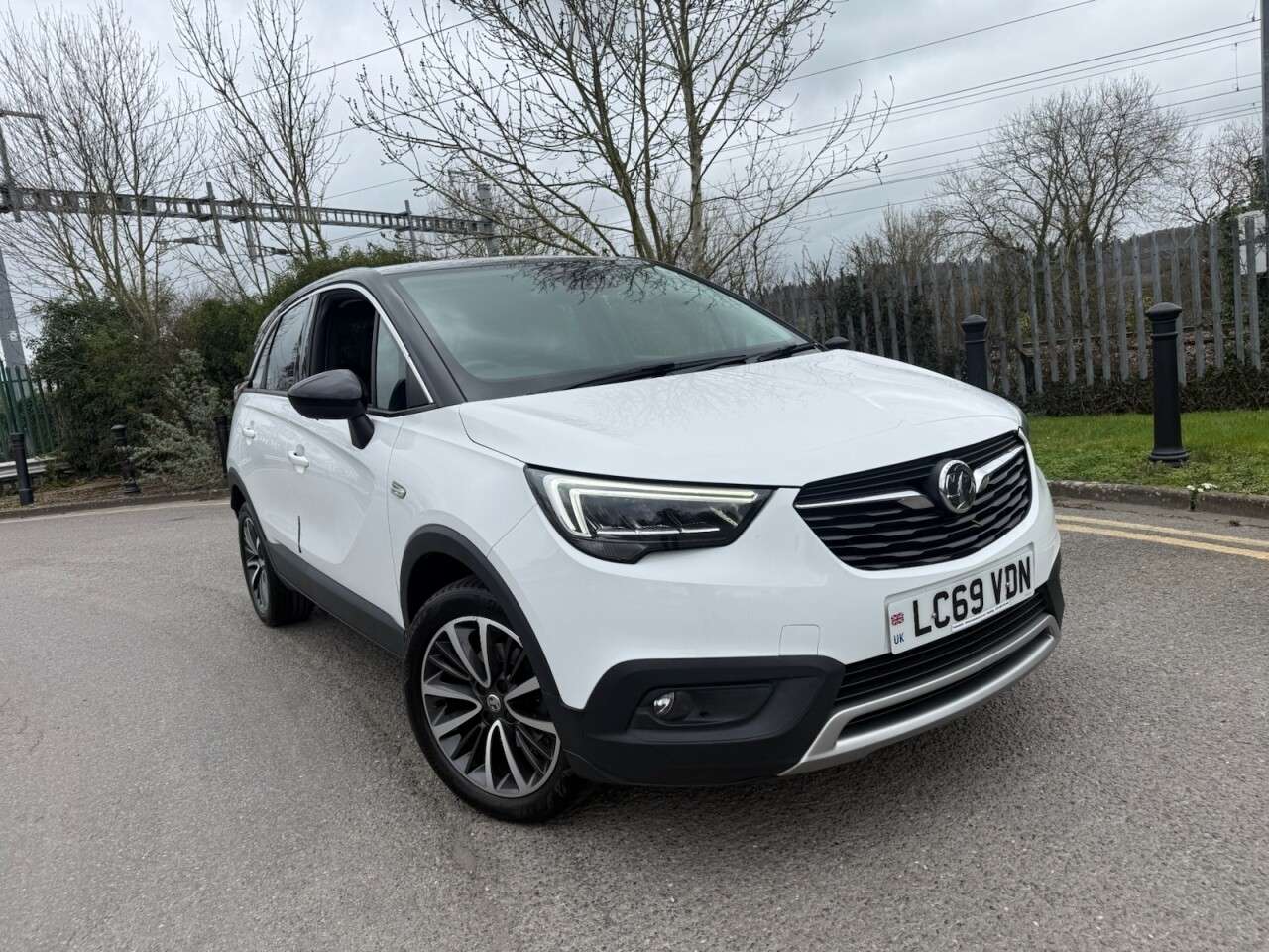 A 2019 VAUXHALL CROSSLAND X 1.2 Turbo Elite SUV 5dr Petrol Auto Euro 6 (s/s) (130 ps) 12 Months MOT + 6 A 2019 VAUXHALL CROSSLAND X 1.2 Turbo Elite SUV 5dr Petrol Auto Euro 6 (s/s) (130 ps) 12 Months MOT + 6