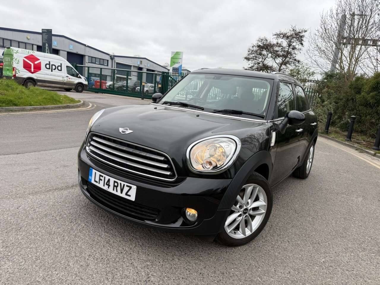 A 2014 MINI COUNTRYMAN 1.6 Cooper SUV 5dr Petrol Manual ALL4 Euro 6 (s/s) (122 ps) 12 Months MOT + A 2014 MINI COUNTRYMAN 1.6 Cooper SUV 5dr Petrol Manual ALL4 Euro 6 (s/s) (122 ps) 12 Months MOT +