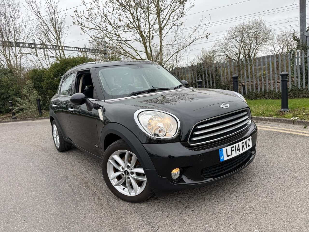 A 2014 MINI COUNTRYMAN 1.6 Cooper SUV 5dr Petrol Manual ALL4 Euro 6 (s/s) (122 ps) 12 Months MOT + A 2014 MINI COUNTRYMAN 1.6 Cooper SUV 5dr Petrol Manual ALL4 Euro 6 (s/s) (122 ps) 12 Months MOT +