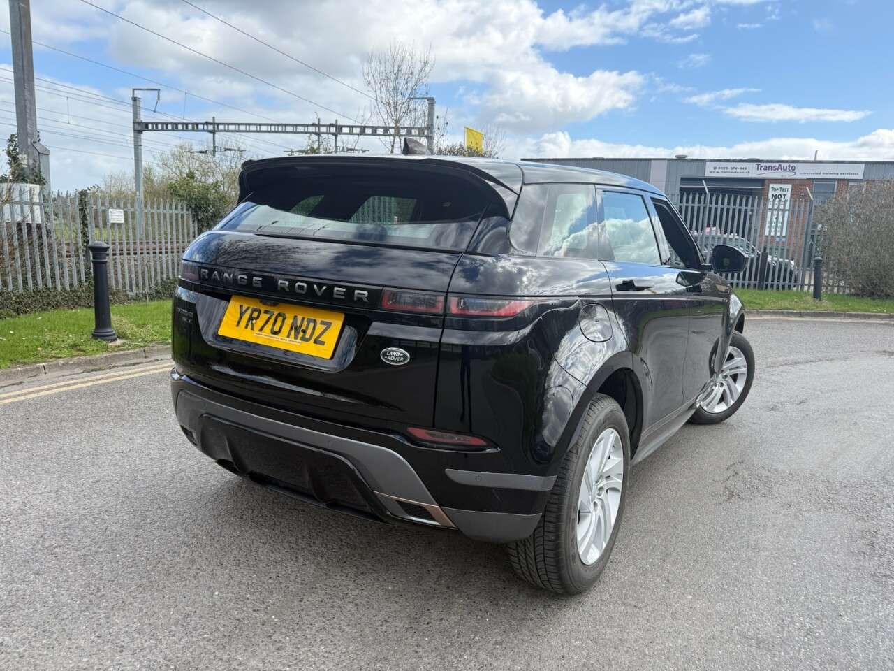 A 2020 LAND ROVER RANGE ROVER EVOQUE 2.0 D180 MHEV R-Dynamic S SUV 5dr Diesel Auto 4WD Euro 6 (s/s) (180 ps) Lea A 2020 LAND ROVER RANGE ROVER EVOQUE 2.0 D180 MHEV R-Dynamic S SUV 5dr Diesel Auto 4WD Euro 6 (s/s) (180 ps) Lea