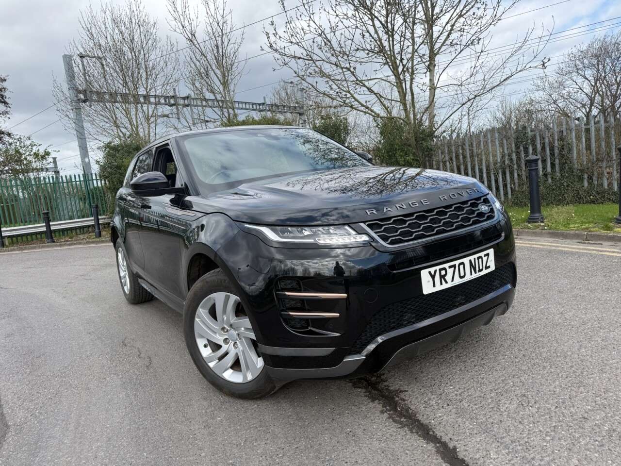 A 2020 LAND ROVER RANGE ROVER EVOQUE 2.0 D180 MHEV R-Dynamic S SUV 5dr Diesel Auto 4WD Euro 6 (s/s) (180 ps) Lea A 2020 LAND ROVER RANGE ROVER EVOQUE 2.0 D180 MHEV R-Dynamic S SUV 5dr Diesel Auto 4WD Euro 6 (s/s) (180 ps) Lea
