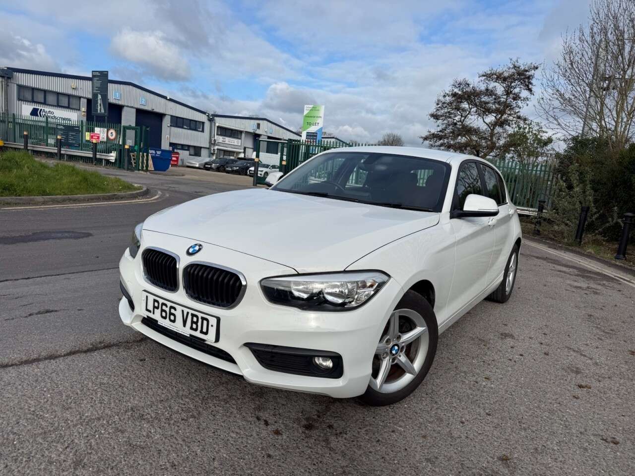 A 2017 BMW 1 SERIES 1.5 118i SE Hatchback 5dr Petrol Manual Euro 6 (s/s) (136 ps) 12 Months MOT A 2017 BMW 1 SERIES 1.5 118i SE Hatchback 5dr Petrol Manual Euro 6 (s/s) (136 ps) 12 Months MOT