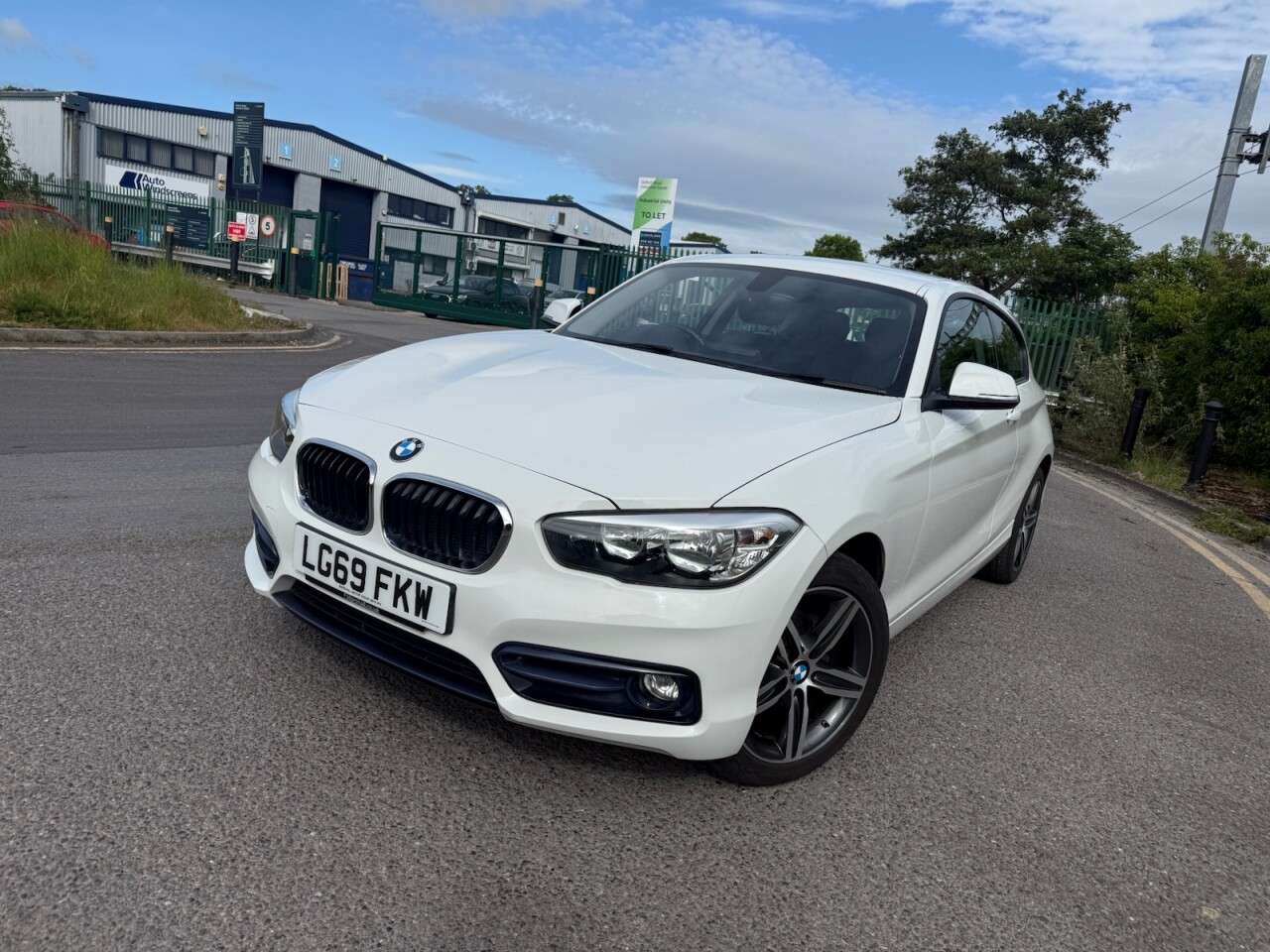 A 2019 BMW 1 SERIES 1.5 118i GPF Sport Hatchback 3dr Petrol Manual Euro 6 (s/s) (136 ps) Euro 6 A 2019 BMW 1 SERIES 1.5 118i GPF Sport Hatchback 3dr Petrol Manual Euro 6 (s/s) (136 ps) Euro 6