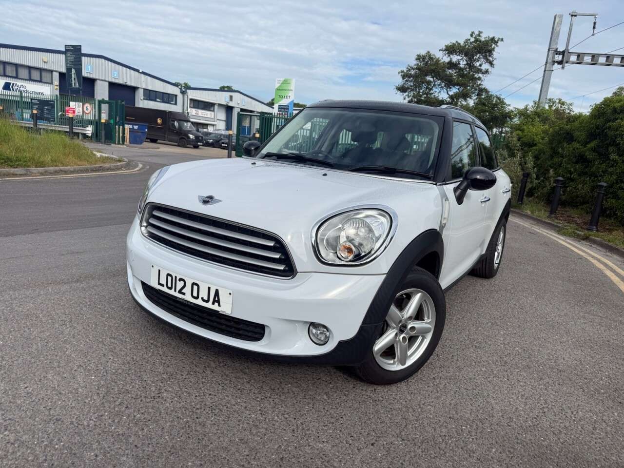 A 2012 MINI COUNTRYMAN 1.6 Cooper SUV 5dr Petrol Auto Euro 5 (122 ps) 12 Months MOT + 6 Months War A 2012 MINI COUNTRYMAN 1.6 Cooper SUV 5dr Petrol Auto Euro 5 (122 ps) 12 Months MOT + 6 Months War