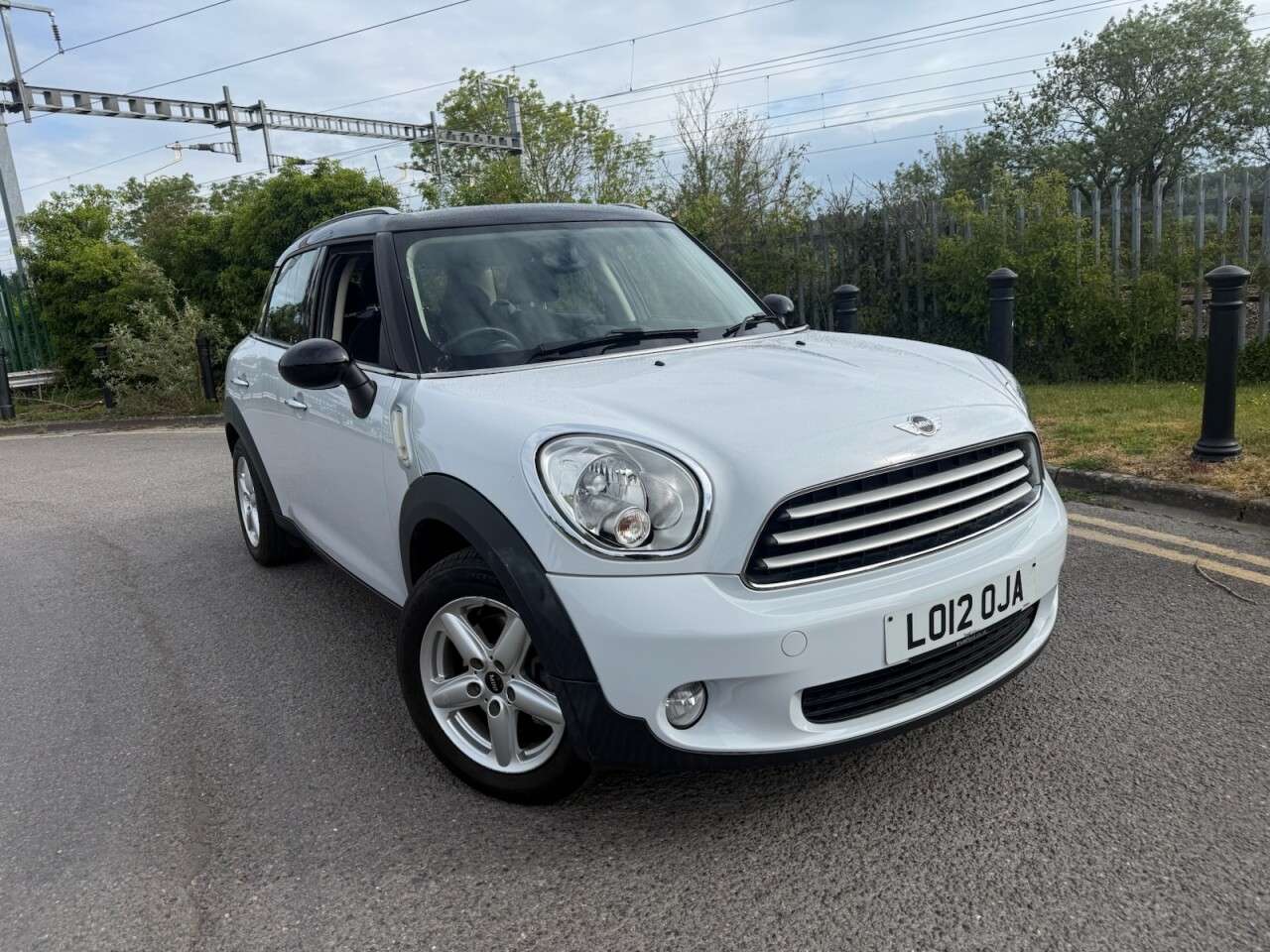 A 2012 MINI COUNTRYMAN 1.6 Cooper SUV 5dr Petrol Auto Euro 5 (122 ps) 12 Months MOT + 6 Months War A 2012 MINI COUNTRYMAN 1.6 Cooper SUV 5dr Petrol Auto Euro 5 (122 ps) 12 Months MOT + 6 Months War