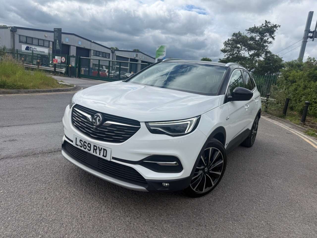 A 2020 VAUXHALL GRANDLAND X 1.6 13.2kWh Ultimate Nav SUV 5dr Petrol Plug-in Hybrid Auto 4WD Euro 6 (s/s A 2020 VAUXHALL GRANDLAND X 1.6 13.2kWh Ultimate Nav SUV 5dr Petrol Plug-in Hybrid Auto 4WD Euro 6 (s/s