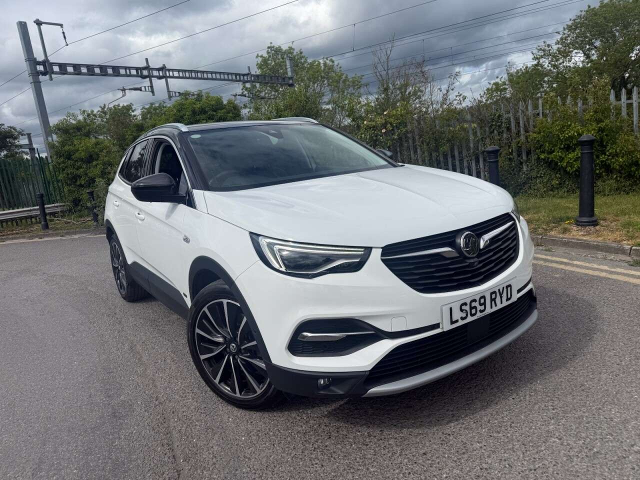 A 2020 VAUXHALL GRANDLAND X 1.6 13.2kWh Ultimate Nav SUV 5dr Petrol Plug-in Hybrid Auto 4WD Euro 6 (s/s A 2020 VAUXHALL GRANDLAND X 1.6 13.2kWh Ultimate Nav SUV 5dr Petrol Plug-in Hybrid Auto 4WD Euro 6 (s/s
