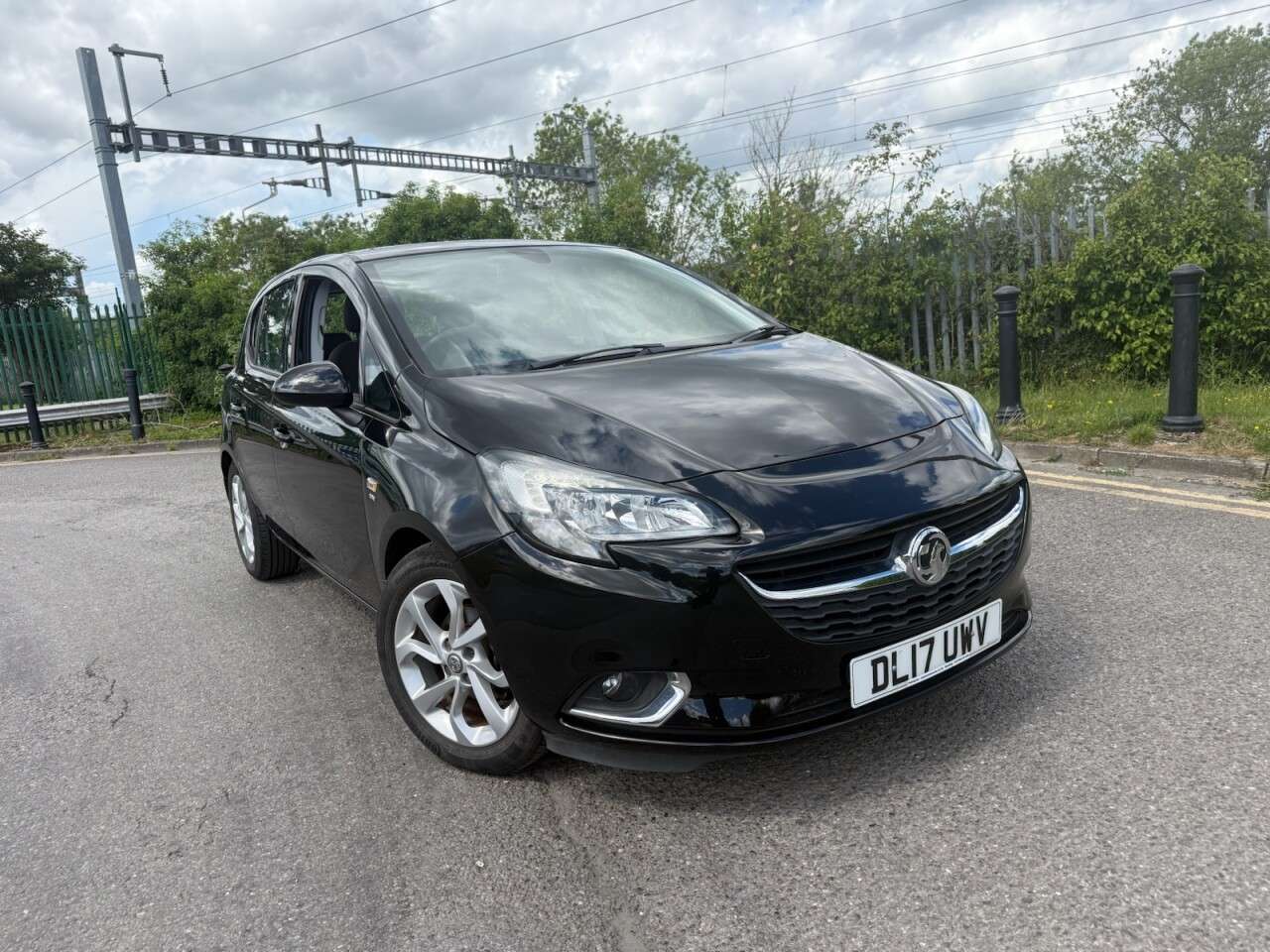 A 2017 VAUXHALL CORSA 1.4i ecoFLEX SRi Hatchback 5dr Petrol Manual Euro 6 (90 ps) 12 Months MOT + A 2017 VAUXHALL CORSA 1.4i ecoFLEX SRi Hatchback 5dr Petrol Manual Euro 6 (90 ps) 12 Months MOT +