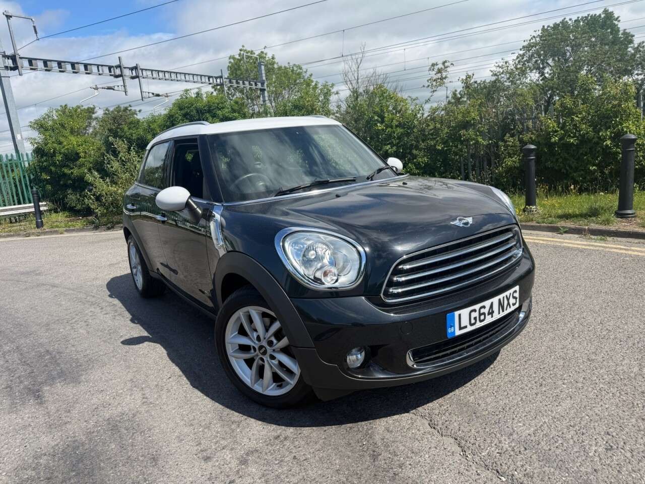 A 2014 MINI COUNTRYMAN 1.6 Cooper SUV 5dr Petrol Auto ALL4 Euro 6 (122 ps) Euro 6, Full Service Hi A 2014 MINI COUNTRYMAN 1.6 Cooper SUV 5dr Petrol Auto ALL4 Euro 6 (122 ps) Euro 6, Full Service Hi