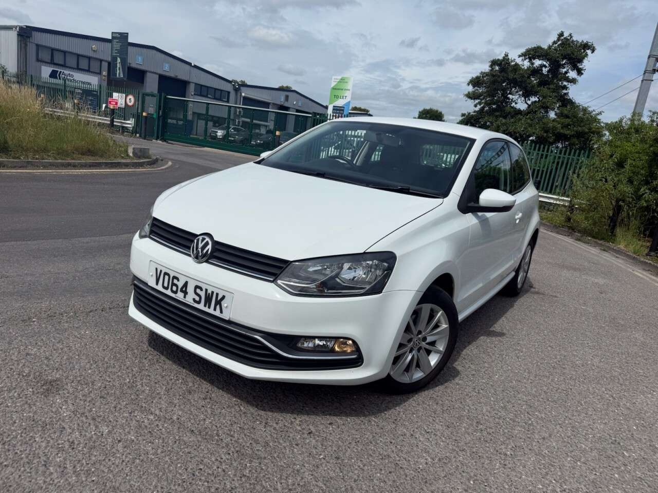 A 2014 VOLKSWAGEN POLO 1.0 BlueMotion Tech SE Hatchback 3dr Petrol Manual Euro 6 (s/s) (75 ps) Eco A 2014 VOLKSWAGEN POLO 1.0 BlueMotion Tech SE Hatchback 3dr Petrol Manual Euro 6 (s/s) (75 ps) Eco