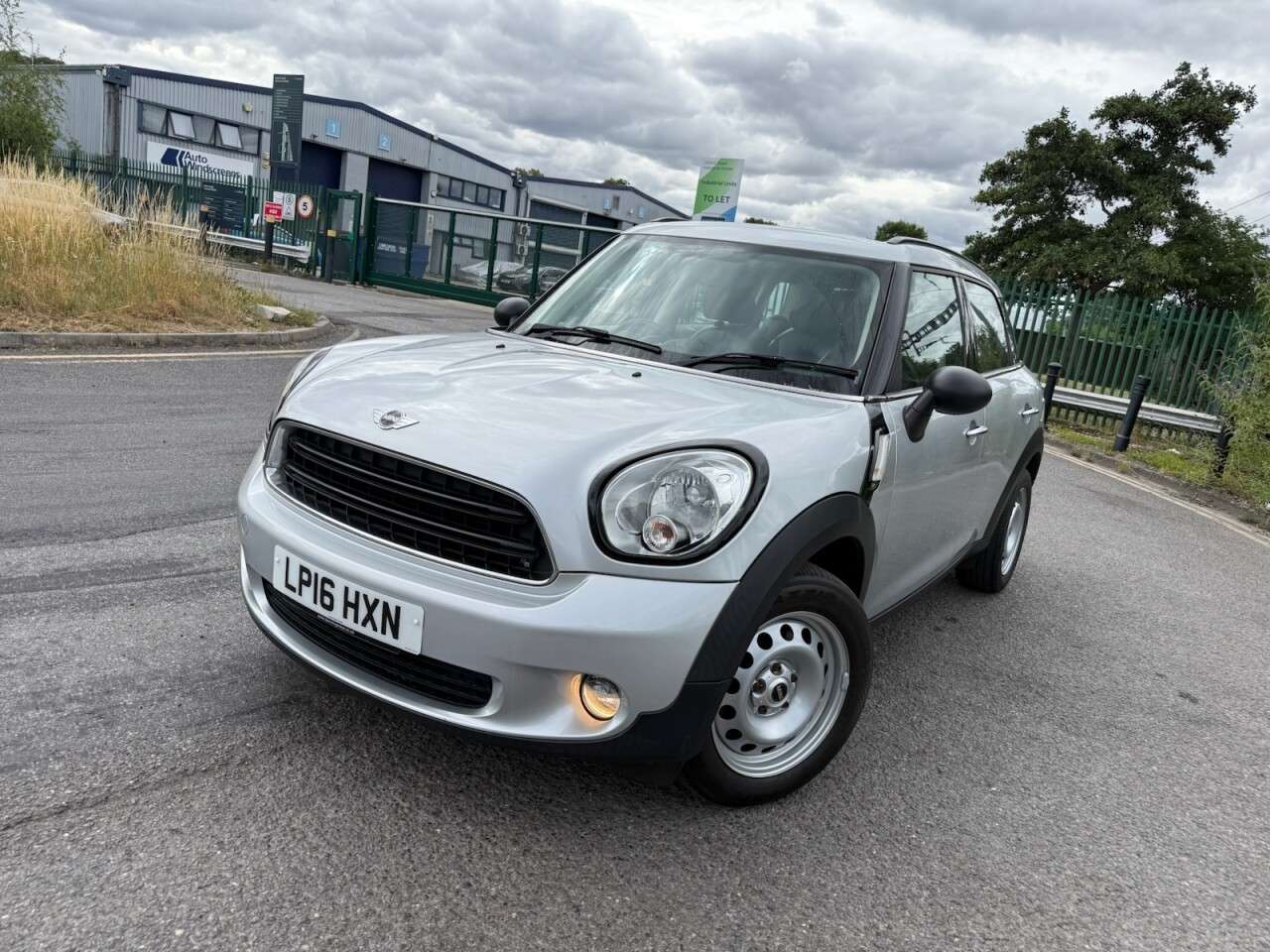 A 2016 MINI COUNTRYMAN 1.6 One SUV 5dr Petrol Steptronic Euro 5 (98 ps) ,Leather, 6 months warrant A 2016 MINI COUNTRYMAN 1.6 One SUV 5dr Petrol Steptronic Euro 5 (98 ps) ,Leather, 6 months warrant