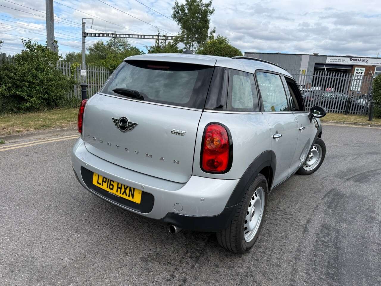 A 2016 MINI COUNTRYMAN 1.6 One SUV 5dr Petrol Steptronic Euro 5 (98 ps) ,Leather, 6 months warrant A 2016 MINI COUNTRYMAN 1.6 One SUV 5dr Petrol Steptronic Euro 5 (98 ps) ,Leather, 6 months warrant
