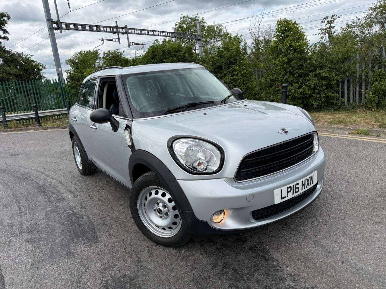 A 2016 MINI COUNTRYMAN 1.6 One SUV 5dr Petrol Steptronic Euro 5 (98 ps) ,Leather, 6 months warrant A 2016 MINI COUNTRYMAN 1.6 One SUV 5dr Petrol Steptronic Euro 5 (98 ps) ,Leather, 6 months warrant