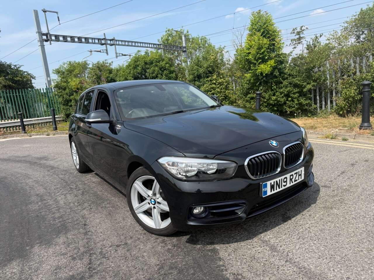 A 2019 BMW 1 SERIES 1.5 118i GPF Sport Hatchback 5dr Petrol Auto Euro 6 (s/s) (136 ps) FSH, NAV A 2019 BMW 1 SERIES 1.5 118i GPF Sport Hatchback 5dr Petrol Auto Euro 6 (s/s) (136 ps) FSH, NAV