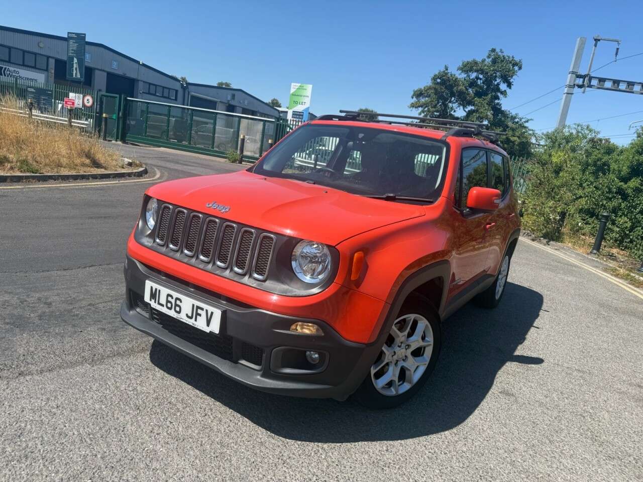 A 2016 JEEP RENEGADE 1.4T MultiAirII Longitude SUV 5dr Petrol Manual Euro 6 (s/s) (140 ps) 12 Mo A 2016 JEEP RENEGADE 1.4T MultiAirII Longitude SUV 5dr Petrol Manual Euro 6 (s/s) (140 ps) 12 Mo