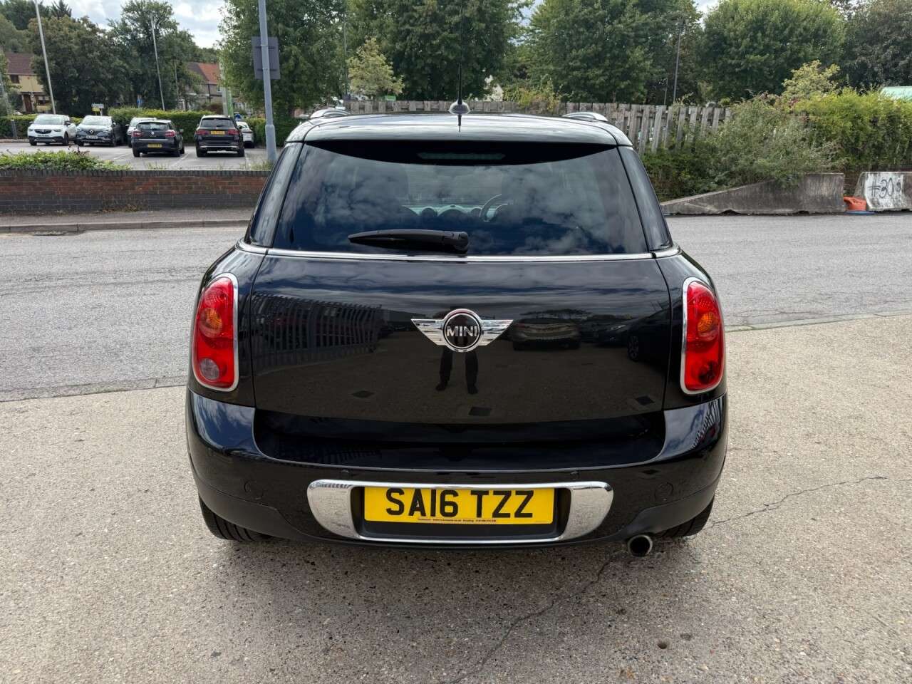 A 2016 MINI COUNTRYMAN 1.6 Cooper SUV 5dr Petrol Auto Euro 6 (122 ps) 12 Months MOT + 6 Months War A 2016 MINI COUNTRYMAN 1.6 Cooper SUV 5dr Petrol Auto Euro 6 (122 ps) 12 Months MOT + 6 Months War