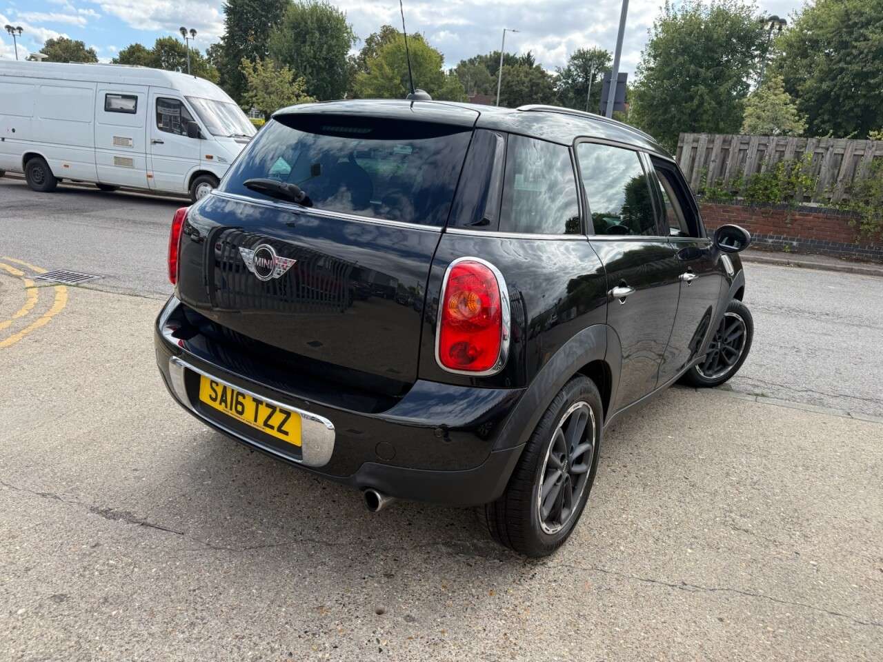 A 2016 MINI COUNTRYMAN 1.6 Cooper SUV 5dr Petrol Auto Euro 6 (122 ps) 12 Months MOT + 6 Months War A 2016 MINI COUNTRYMAN 1.6 Cooper SUV 5dr Petrol Auto Euro 6 (122 ps) 12 Months MOT + 6 Months War