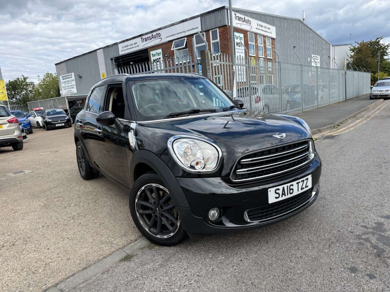A 2016 MINI COUNTRYMAN 1.6 Cooper SUV 5dr Petrol Auto Euro 6 (122 ps) 12 Months MOT + 6 Months War A 2016 MINI COUNTRYMAN 1.6 Cooper SUV 5dr Petrol Auto Euro 6 (122 ps) 12 Months MOT + 6 Months War