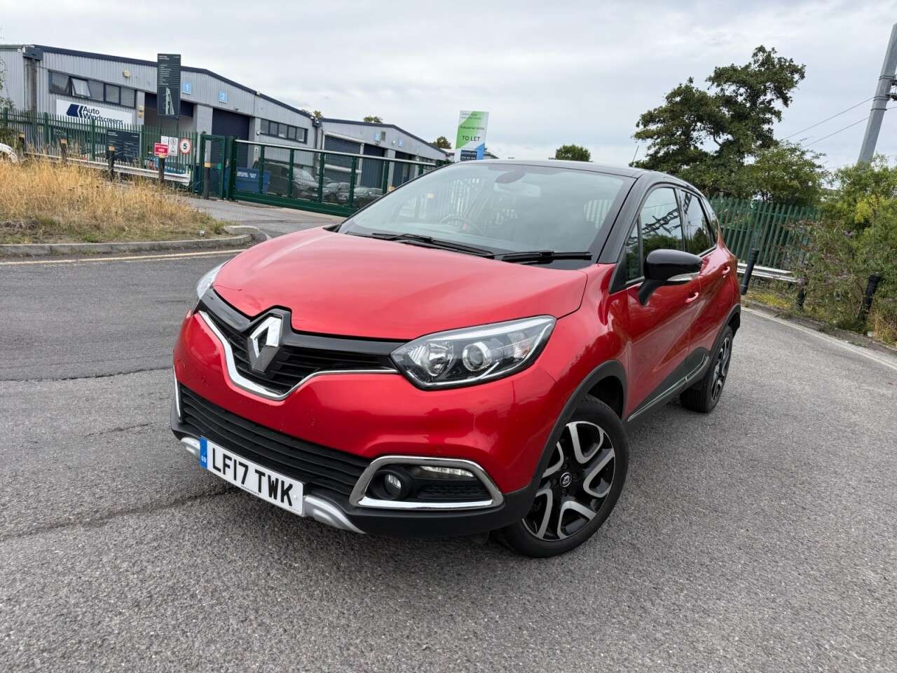 A 2017 RENAULT CAPTUR 1.2 TCe ENERGY Signature Nav SUV 5dr Petrol Auto Euro 6 (s/s) (120 ps) 12 M A 2017 RENAULT CAPTUR 1.2 TCe ENERGY Signature Nav SUV 5dr Petrol Auto Euro 6 (s/s) (120 ps) 12 M
