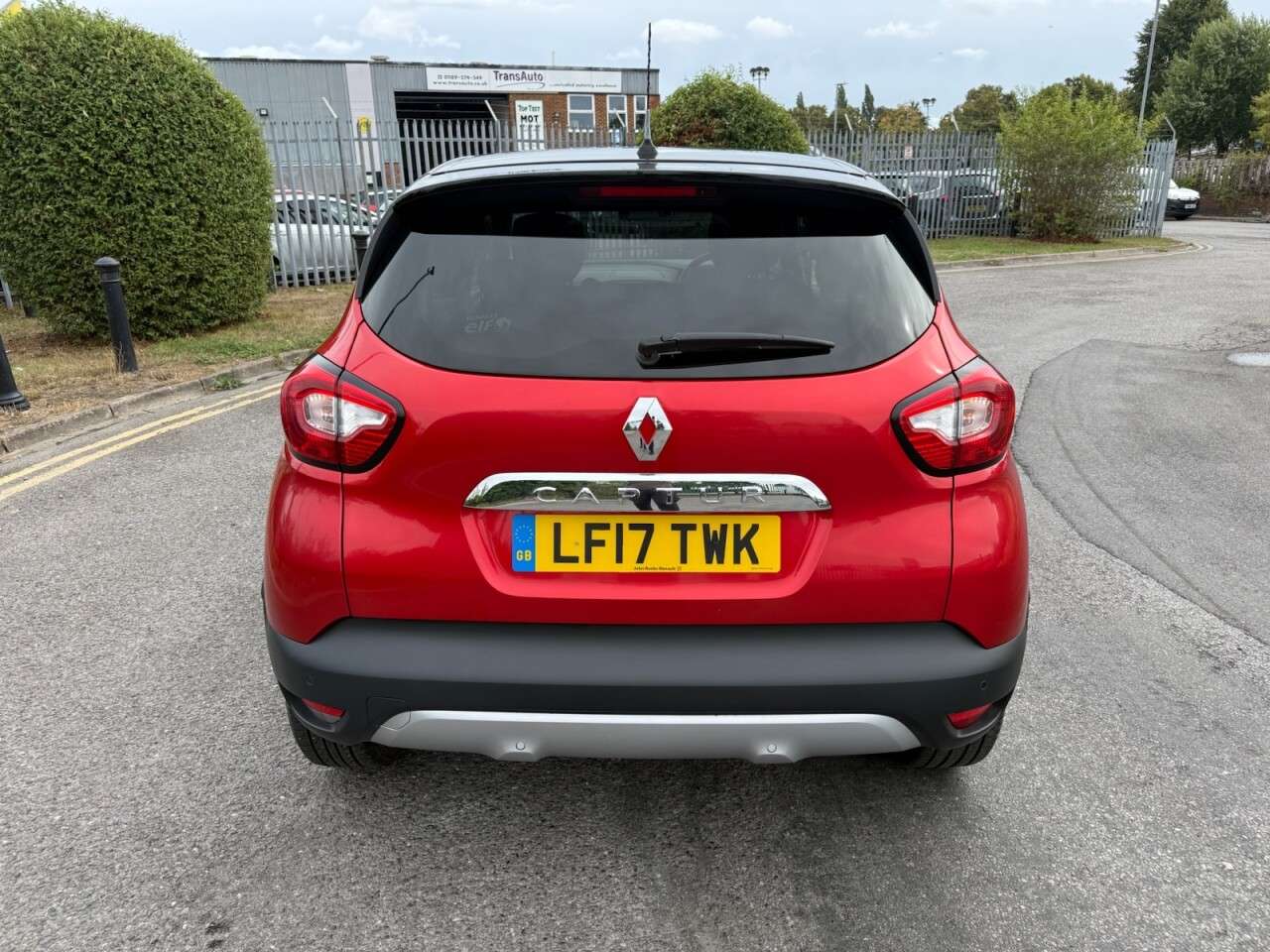 A 2017 RENAULT CAPTUR 1.2 TCe ENERGY Signature Nav SUV 5dr Petrol Auto Euro 6 (s/s) (120 ps) 12 M A 2017 RENAULT CAPTUR 1.2 TCe ENERGY Signature Nav SUV 5dr Petrol Auto Euro 6 (s/s) (120 ps) 12 M