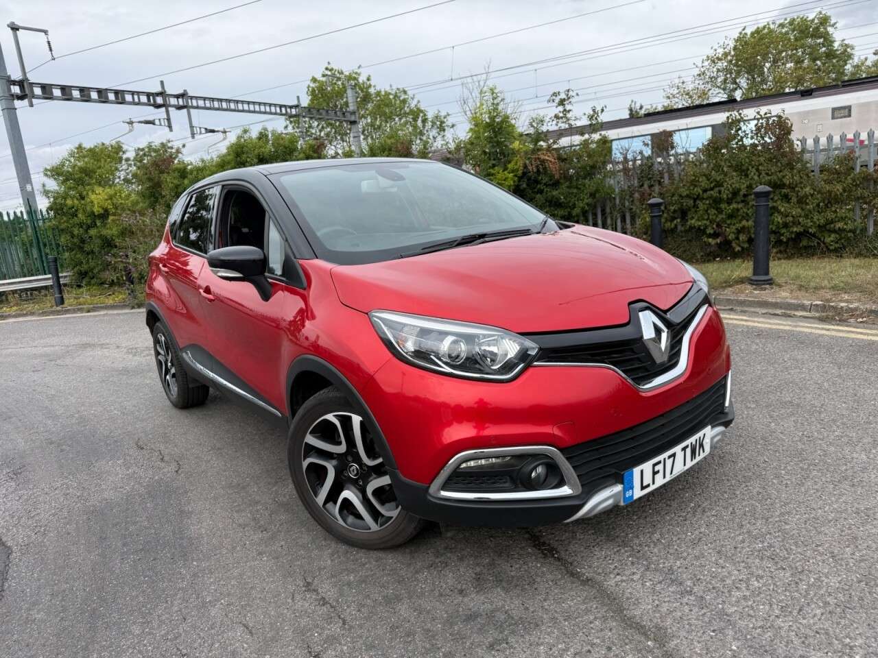 A 2017 RENAULT CAPTUR 1.2 TCe ENERGY Signature Nav SUV 5dr Petrol Auto Euro 6 (s/s) (120 ps) 12 M A 2017 RENAULT CAPTUR 1.2 TCe ENERGY Signature Nav SUV 5dr Petrol Auto Euro 6 (s/s) (120 ps) 12 M