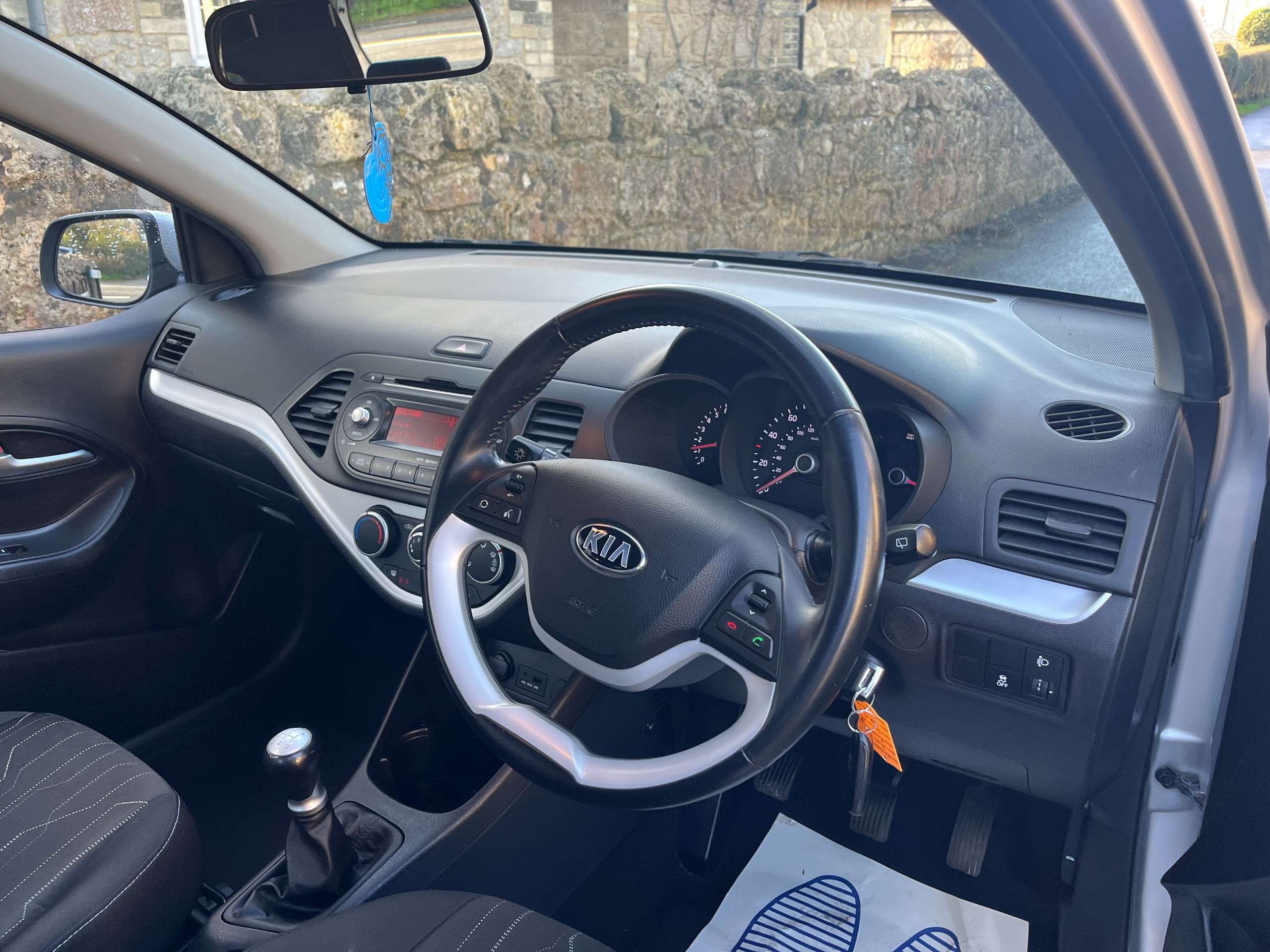 A 2014 KIA PICANTO 2 A 2014 KIA PICANTO 2