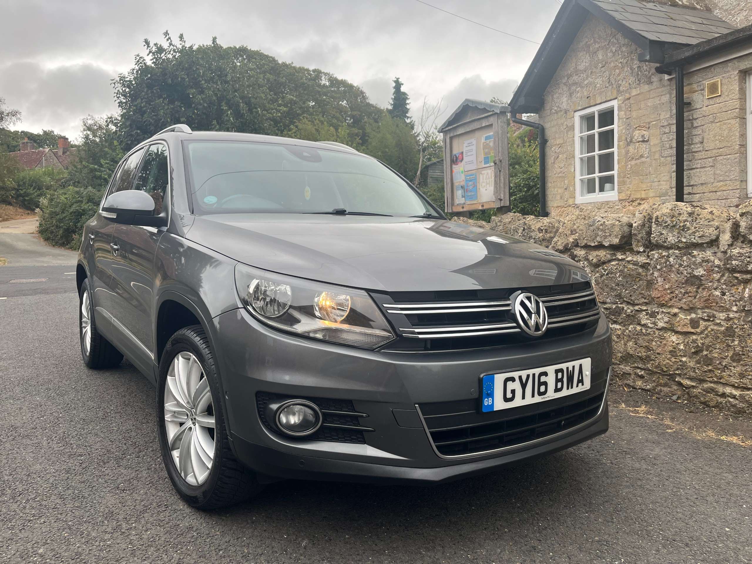 A 2016 VOLKSWAGEN TIGUAN 2.0 TDI BlueMotion Tech Match Edition SUV 5dr Diesel Manual 4WD Euro 6 (s/s) (150 ps) A 2016 VOLKSWAGEN TIGUAN 2.0 TDI BlueMotion Tech Match Edition SUV 5dr Diesel Manual 4WD Euro 6 (s/s) (150 ps)