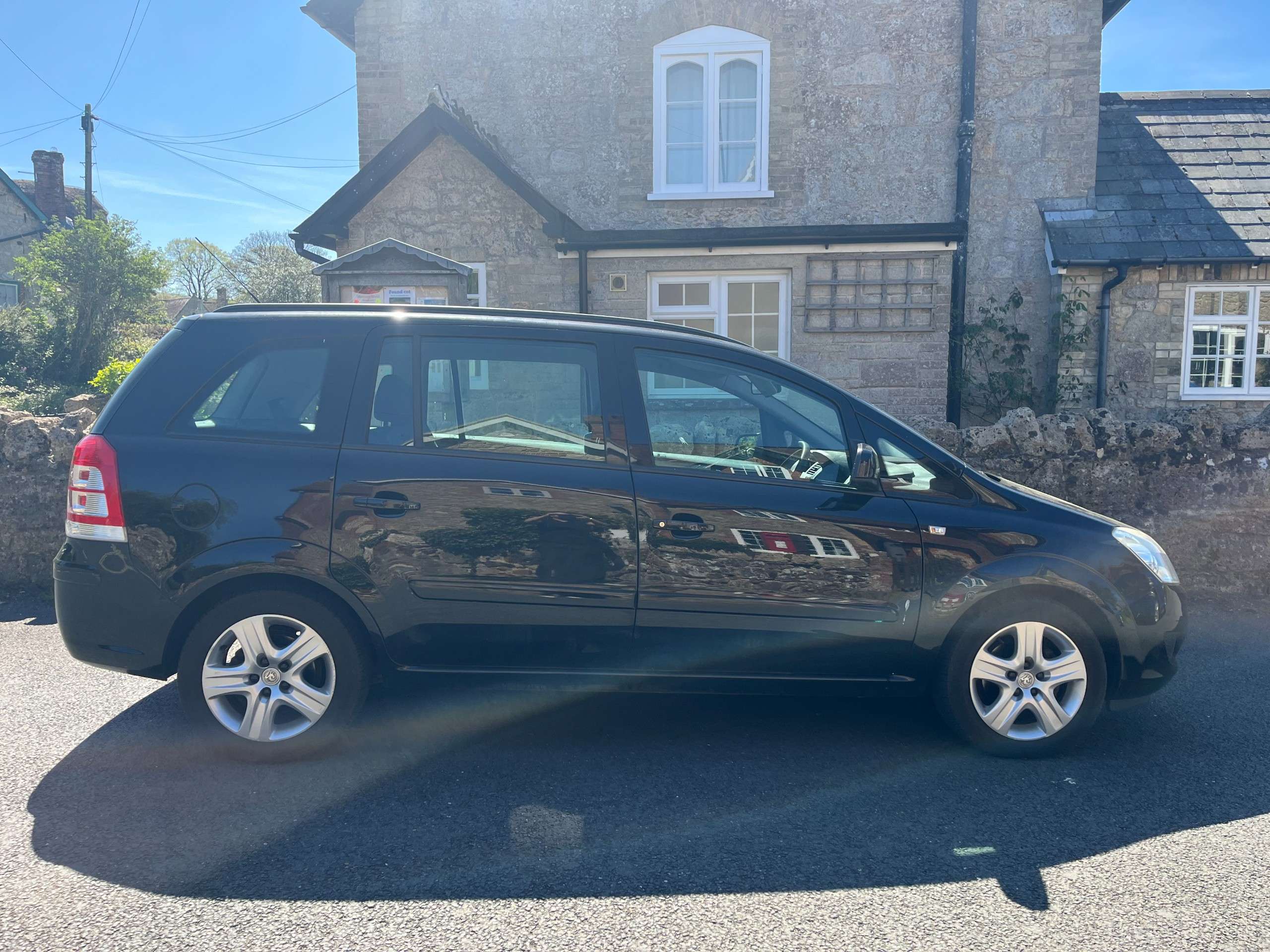 A 2010 VAUXHALL ZAFIRA 1.6 16V Exclusiv MPV 5dr Petrol Manual Euro 4 (115 ps) A 2010 VAUXHALL ZAFIRA 1.6 16V Exclusiv MPV 5dr Petrol Manual Euro 4 (115 ps)