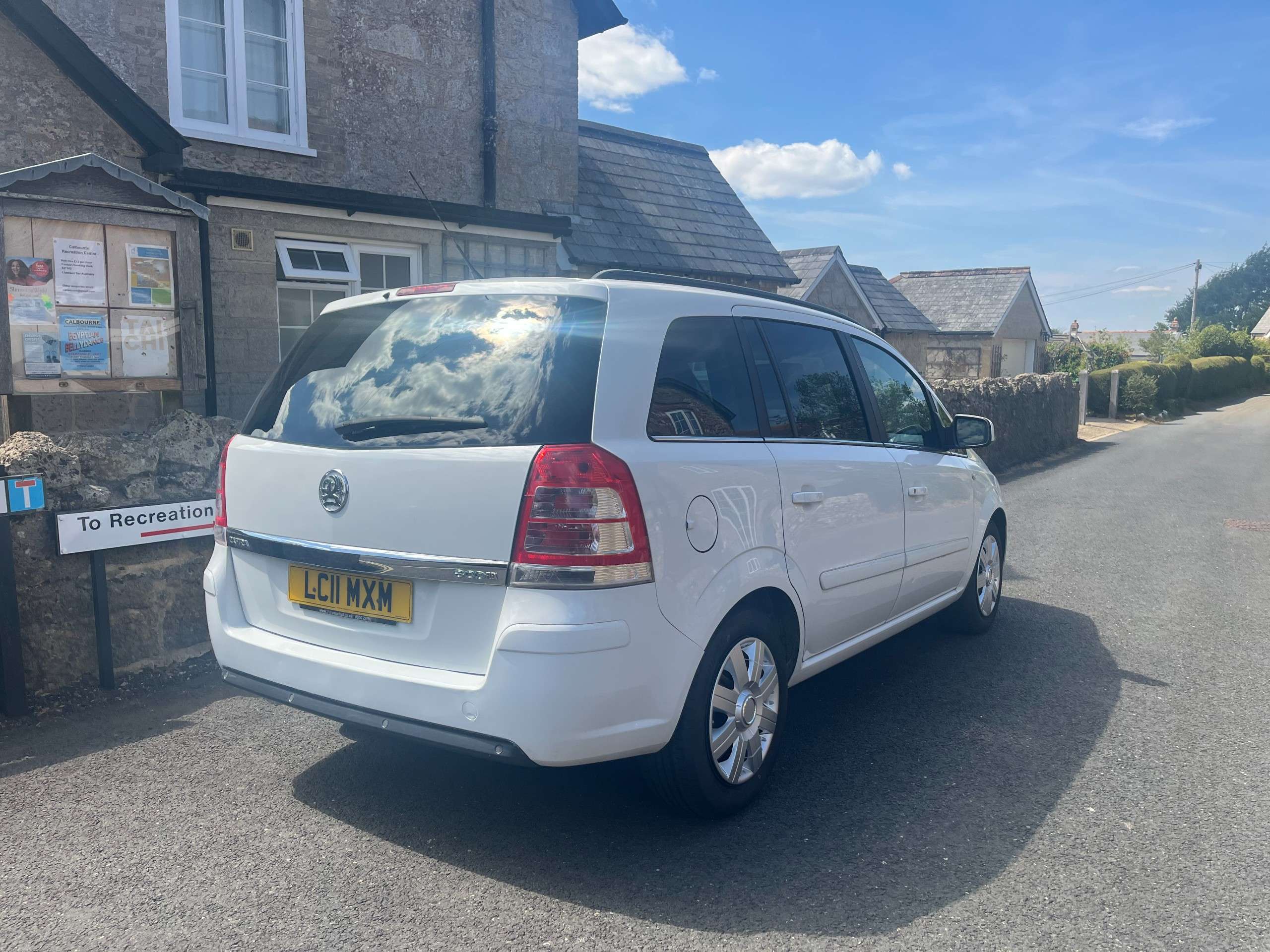 A 2011 VAUXHALL ZAFIRA 1.7 CDTi ecoFLEX Exclusiv MPV 5dr Diesel Manual Euro 5 (110 ps) A 2011 VAUXHALL ZAFIRA 1.7 CDTi ecoFLEX Exclusiv MPV 5dr Diesel Manual Euro 5 (110 ps)