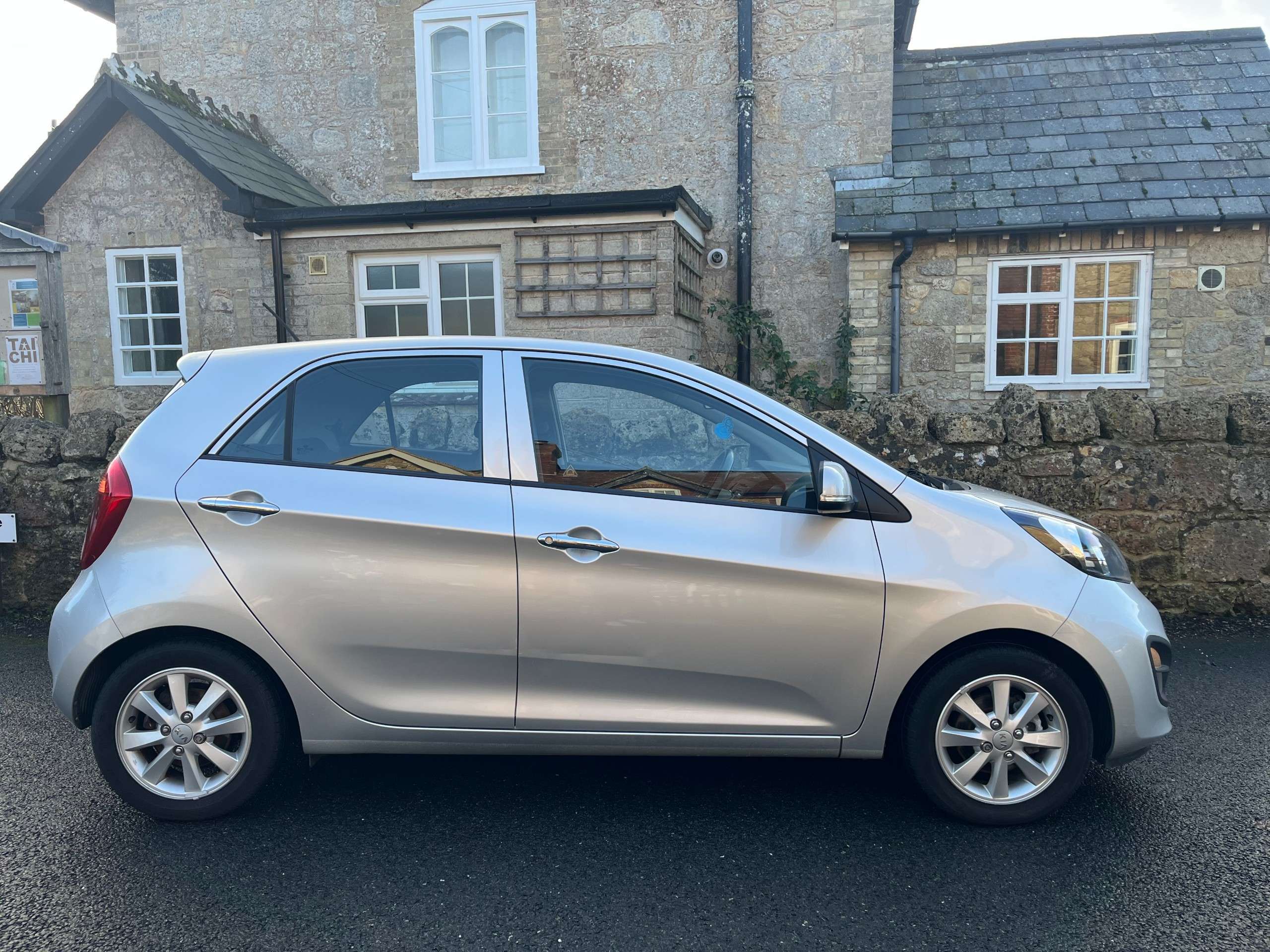 A 2014 KIA PICANTO 2 A 2014 KIA PICANTO 2