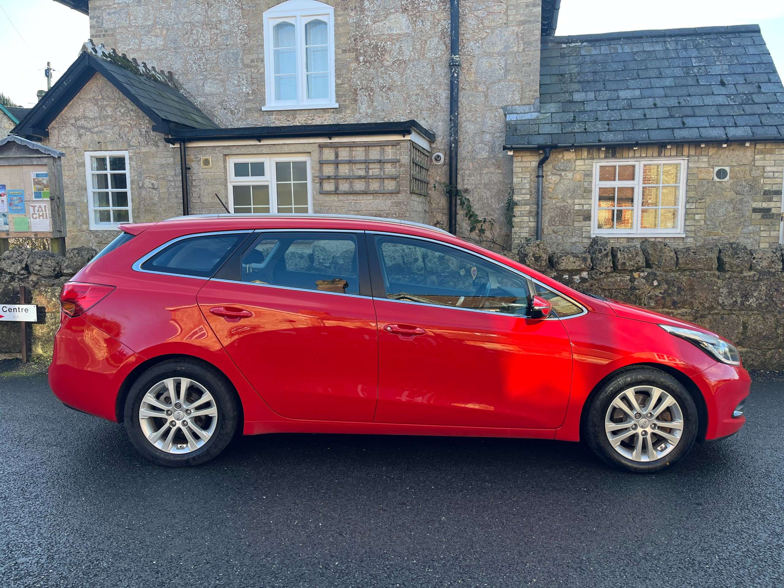 A 2014 KIA CEED 1.6 CRDi EcoDynamics 2 Sportswagon 5dr Diesel Manual Euro 5 (s/s) (126 bhp) A 2014 KIA CEED 1.6 CRDi EcoDynamics 2 Sportswagon 5dr Diesel Manual Euro 5 (s/s) (126 bhp)