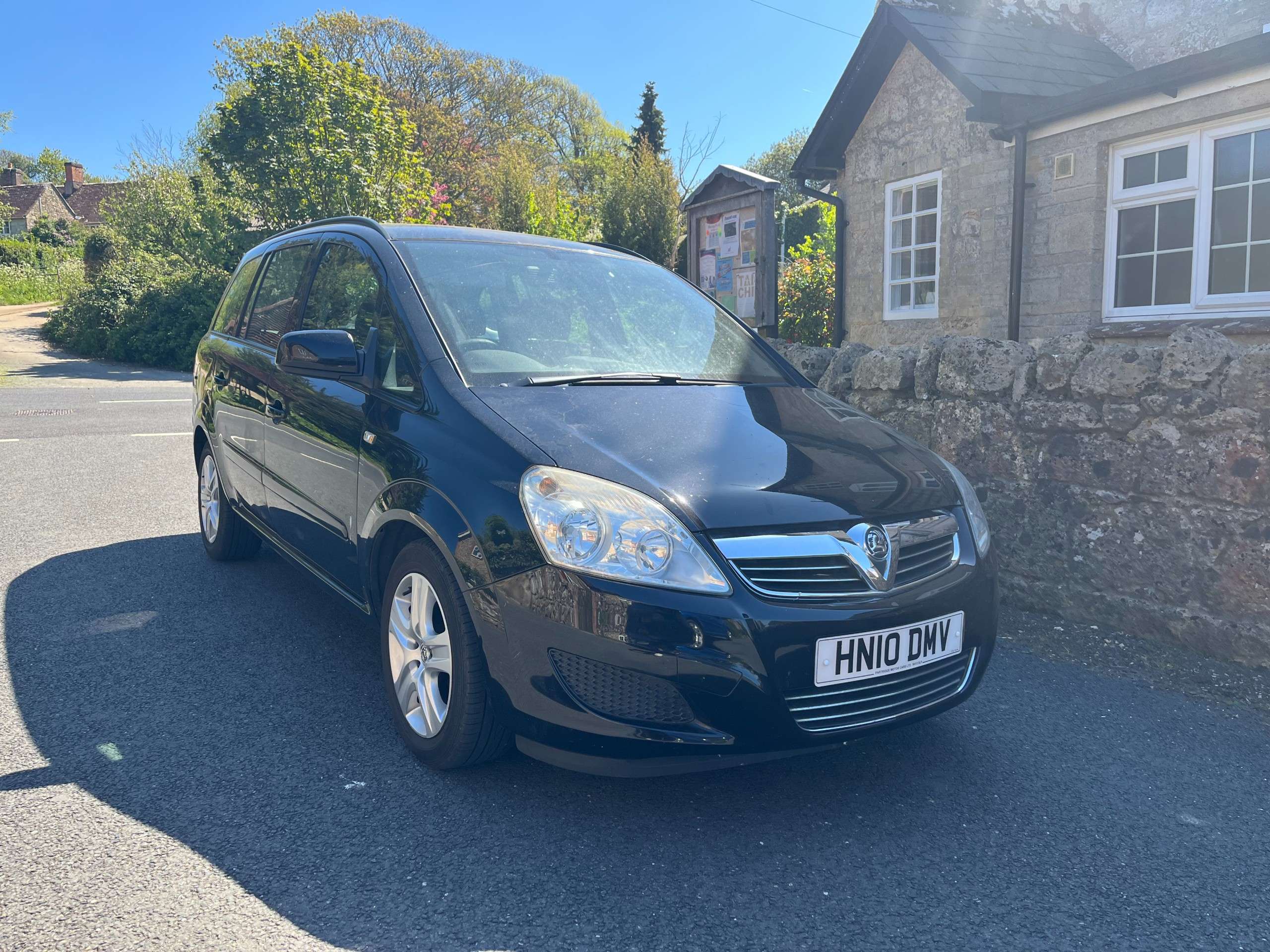 A 2010 VAUXHALL ZAFIRA 1.6 16V Exclusiv MPV 5dr Petrol Manual Euro 4 (115 ps) A 2010 VAUXHALL ZAFIRA 1.6 16V Exclusiv MPV 5dr Petrol Manual Euro 4 (115 ps)