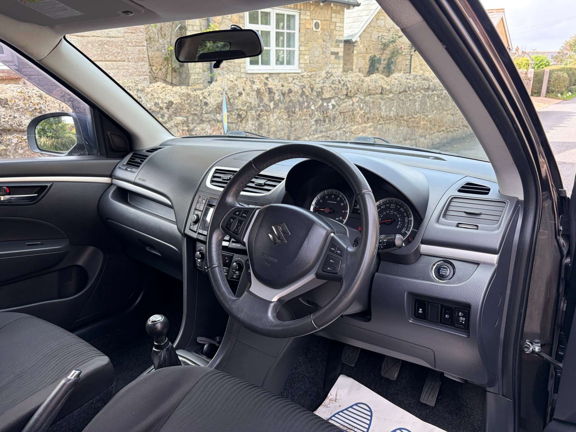 A 2013 SUZUKI SWIFT 1.2 SZ4 Hatchback 3dr Petrol Manual Euro 5 (94 ps) A 2013 SUZUKI SWIFT 1.2 SZ4 Hatchback 3dr Petrol Manual Euro 5 (94 ps)