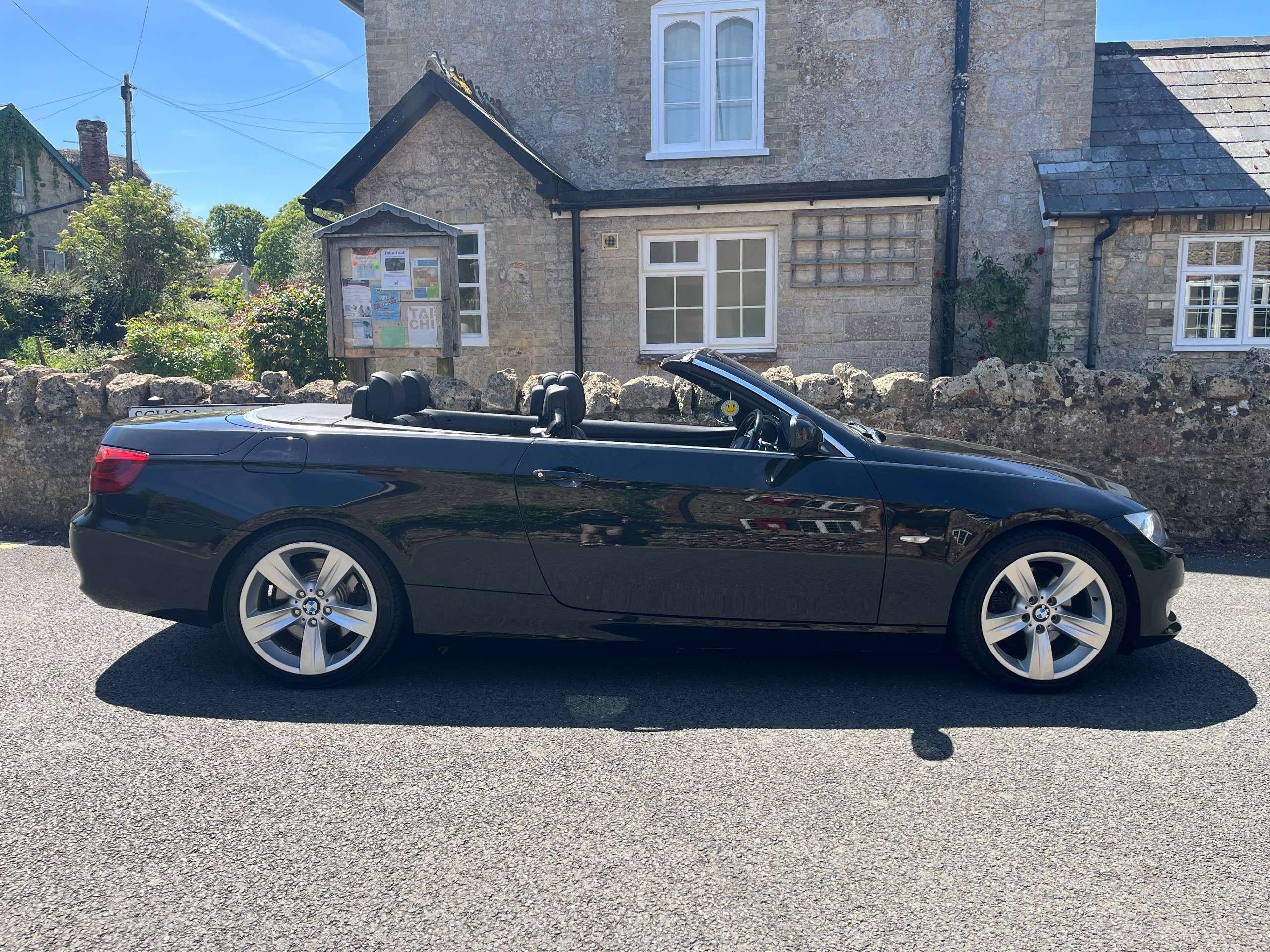 A 2013 BMW 3 SERIES 3.0 330d SE Convertible 2dr Diesel Auto Euro 5 (245 ps) A 2013 BMW 3 SERIES 3.0 330d SE Convertible 2dr Diesel Auto Euro 5 (245 ps)