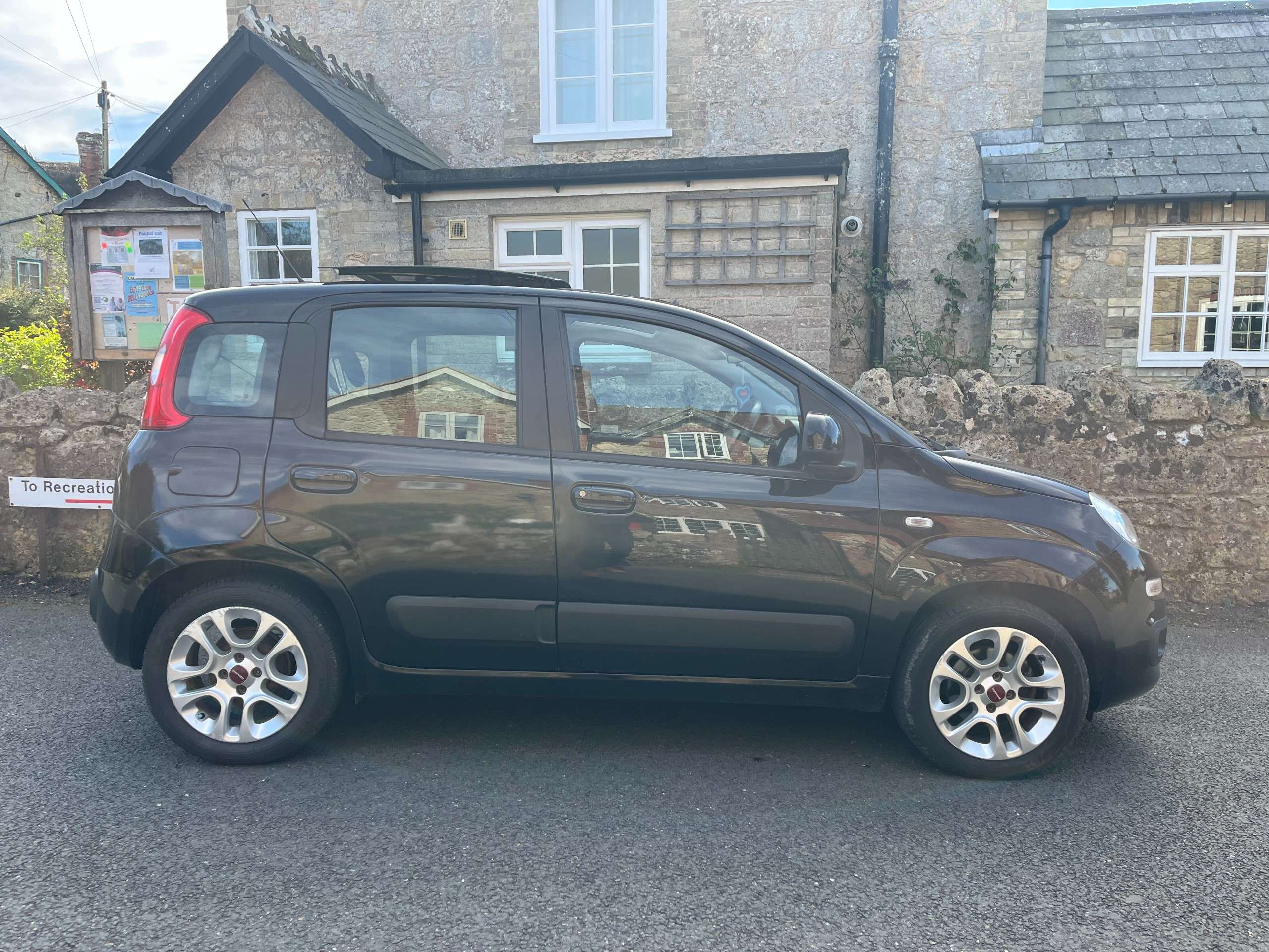 A 2013 FIAT PANDA 0.9 TwinAir Lounge Hatchback 5dr Petrol Manual Euro 5 (s/s) (85 bhp) A 2013 FIAT PANDA 0.9 TwinAir Lounge Hatchback 5dr Petrol Manual Euro 5 (s/s) (85 bhp)