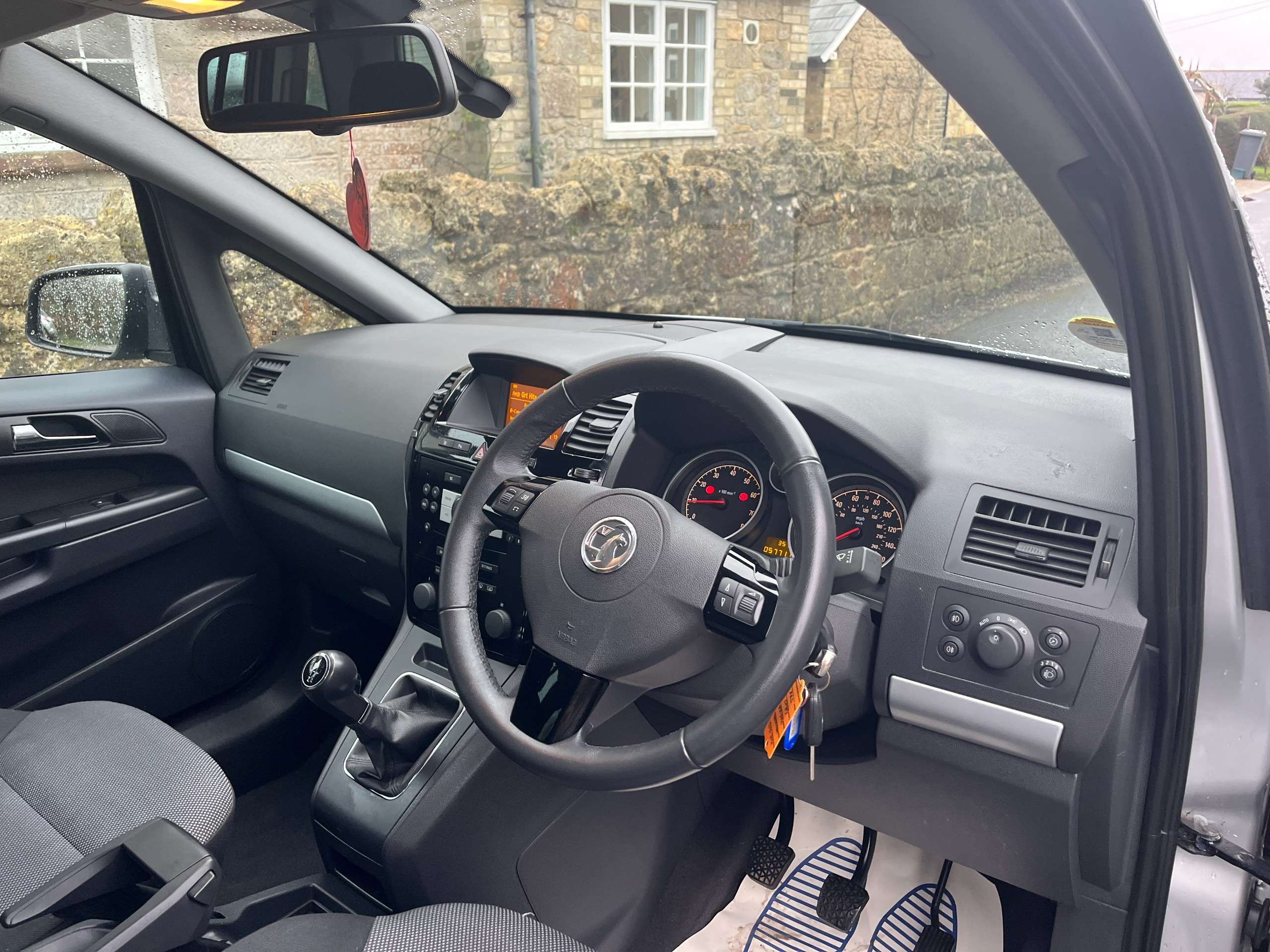 A 2012 VAUXHALL ZAFIRA 1.6 16V Design MPV 5dr Petrol Manual Euro 5 (SNav) (115 ps) A 2012 VAUXHALL ZAFIRA 1.6 16V Design MPV 5dr Petrol Manual Euro 5 (SNav) (115 ps)