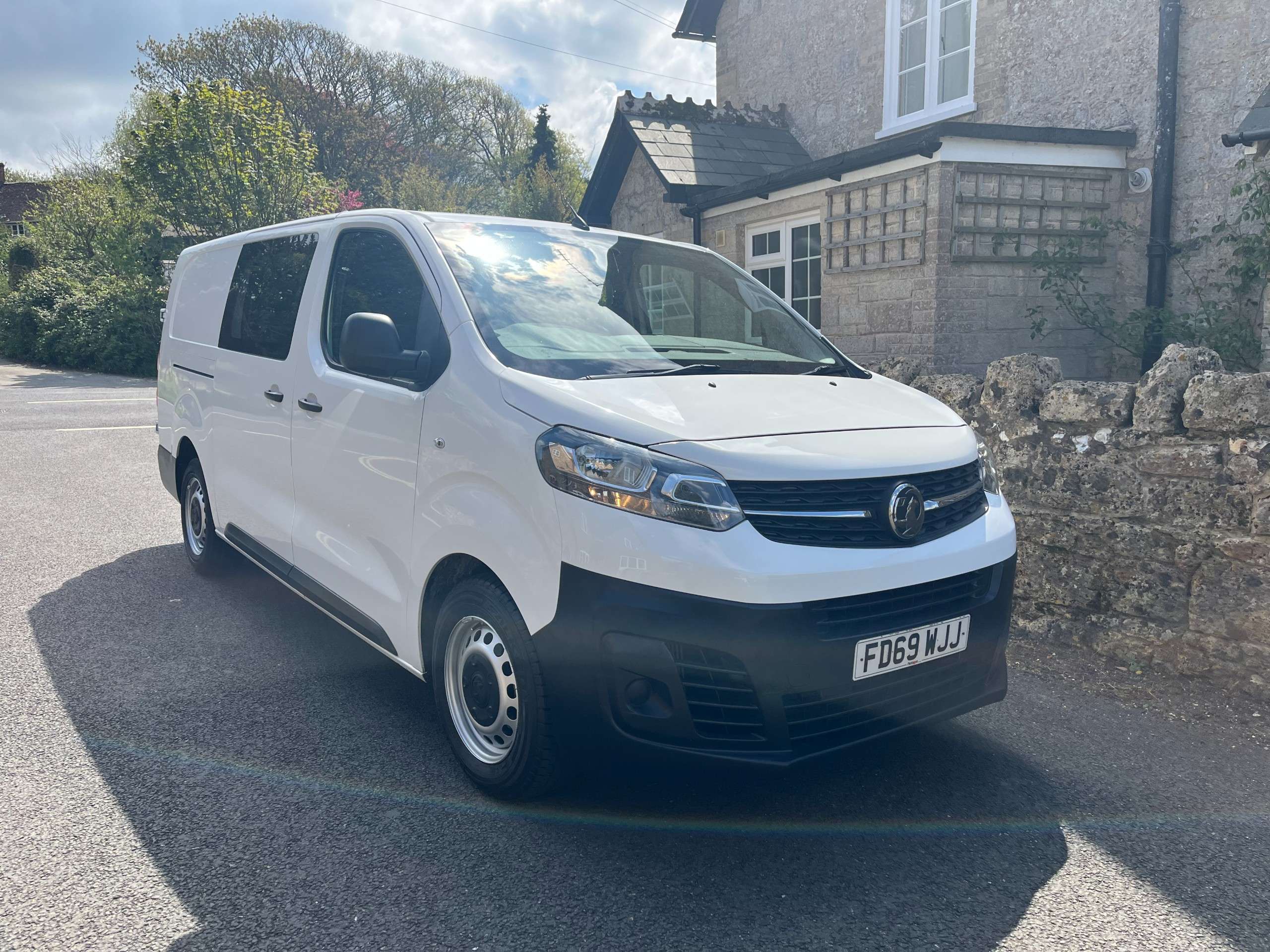 A 2019 VAUXHALL VIVARO 2.0 Turbo D 3100 Edition Crew Van Double Cab 5dr Diesel Manual L2 H1 Euro 6 (s/s) (120 ps) A 2019 VAUXHALL VIVARO 2.0 Turbo D 3100 Edition Crew Van Double Cab 5dr Diesel Manual L2 H1 Euro 6 (s/s) (120 ps)