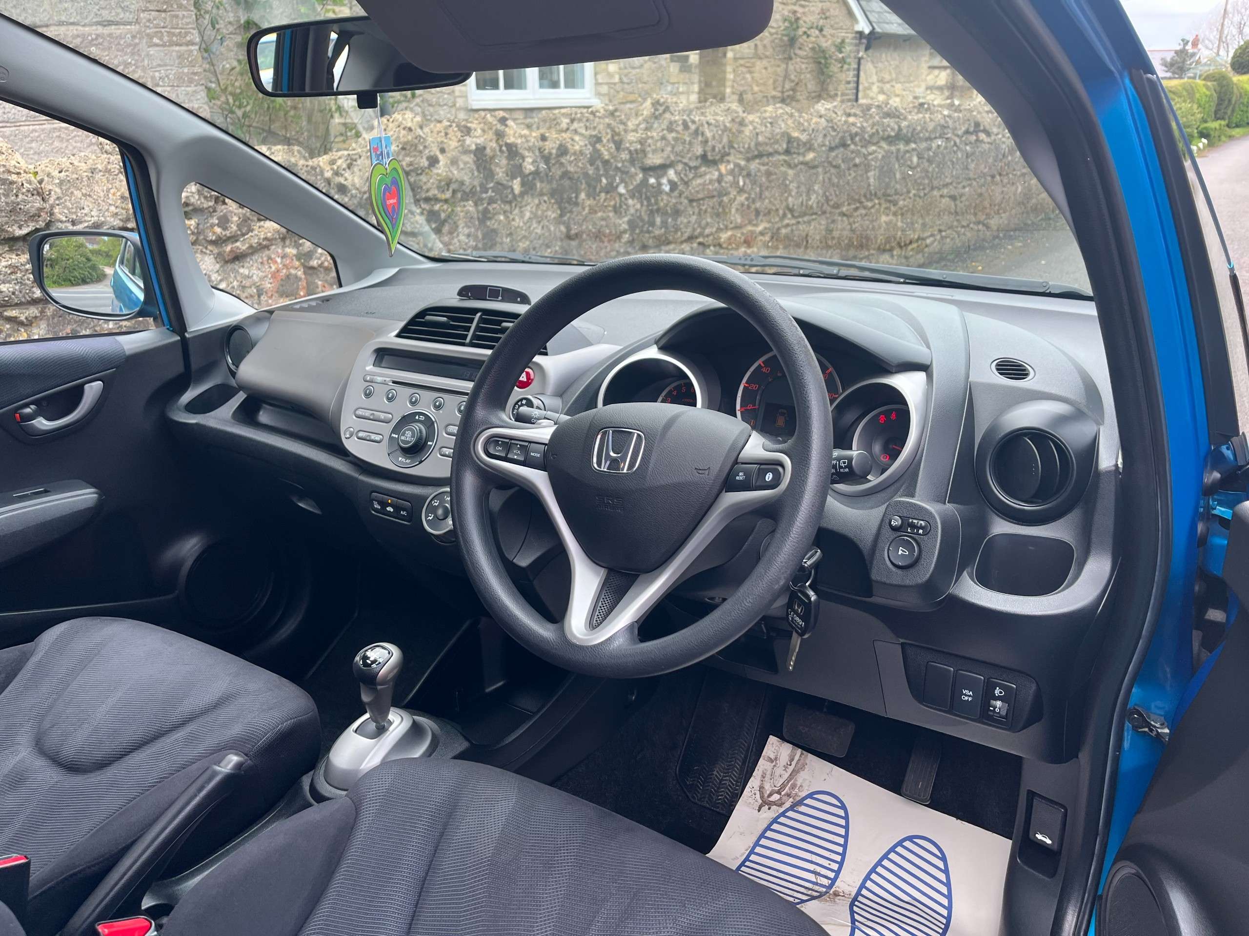 A 2010 HONDA JAZZ 1.4 i-VTEC ES Hatchback 5dr Petrol i SHIFT Euro 5 (99 ps) A 2010 HONDA JAZZ 1.4 i-VTEC ES Hatchback 5dr Petrol i SHIFT Euro 5 (99 ps)