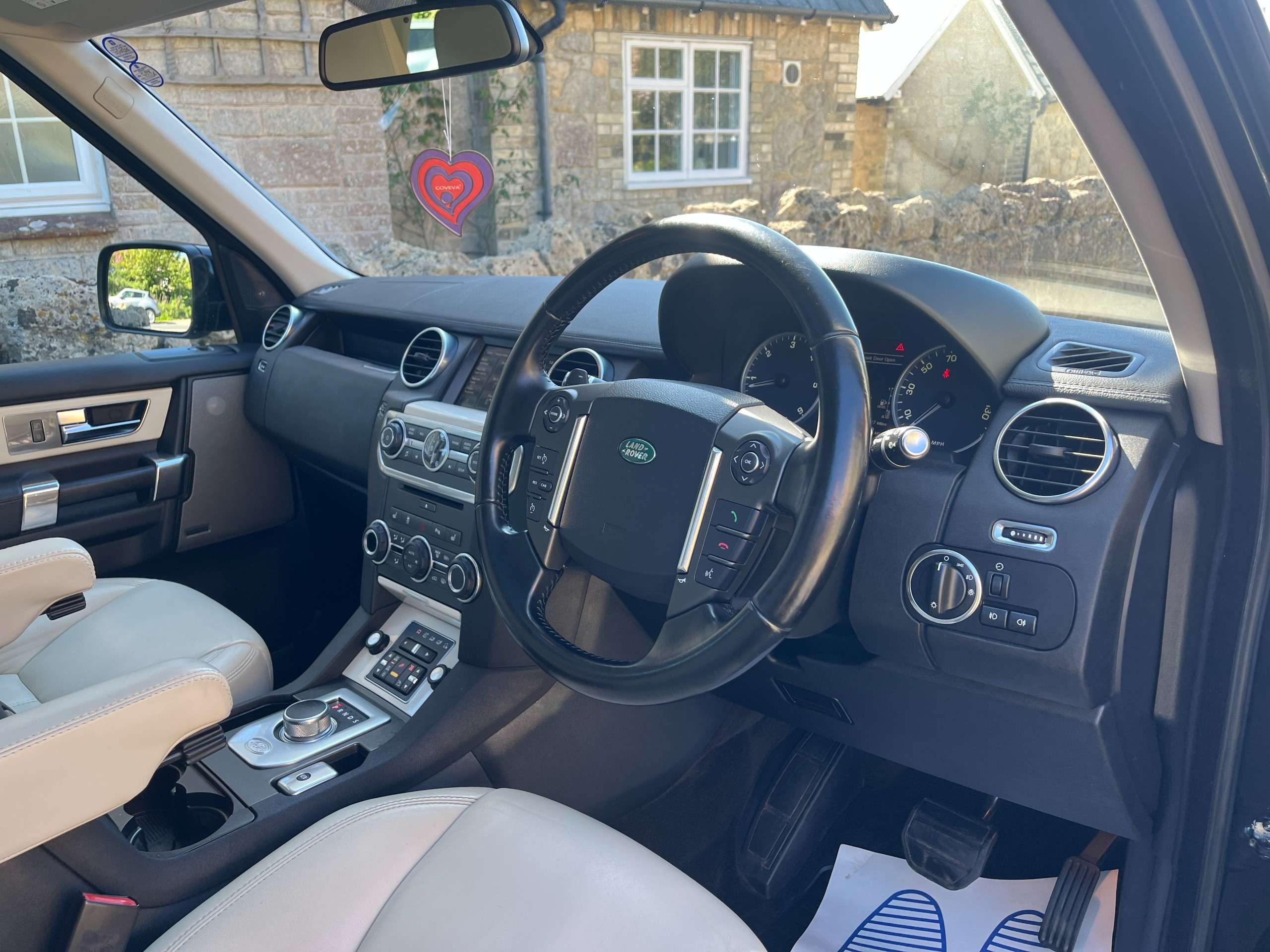 A 2013 LAND ROVER DISCOVERY 4 3.0 SD V6 HSE SUV 5dr Diesel Auto 4WD Euro 5 (255 bhp) A 2013 LAND ROVER DISCOVERY 4 3.0 SD V6 HSE SUV 5dr Diesel Auto 4WD Euro 5 (255 bhp)