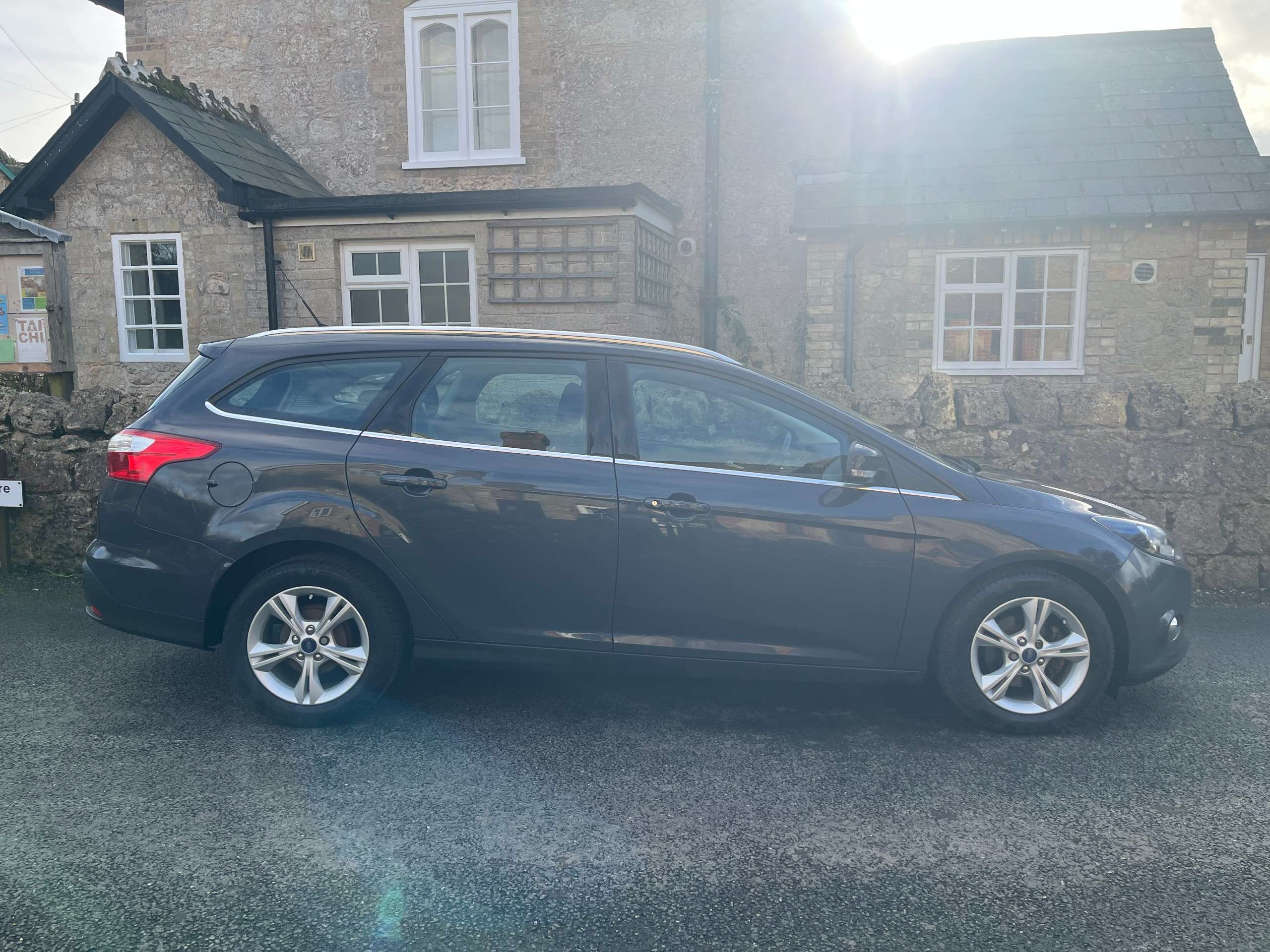 A 2014 FORD FOCUS 1.6 TDCi Zetec Estate 5dr Diesel Manual Euro 5 (s/s) (115 ps) A 2014 FORD FOCUS 1.6 TDCi Zetec Estate 5dr Diesel Manual Euro 5 (s/s) (115 ps)