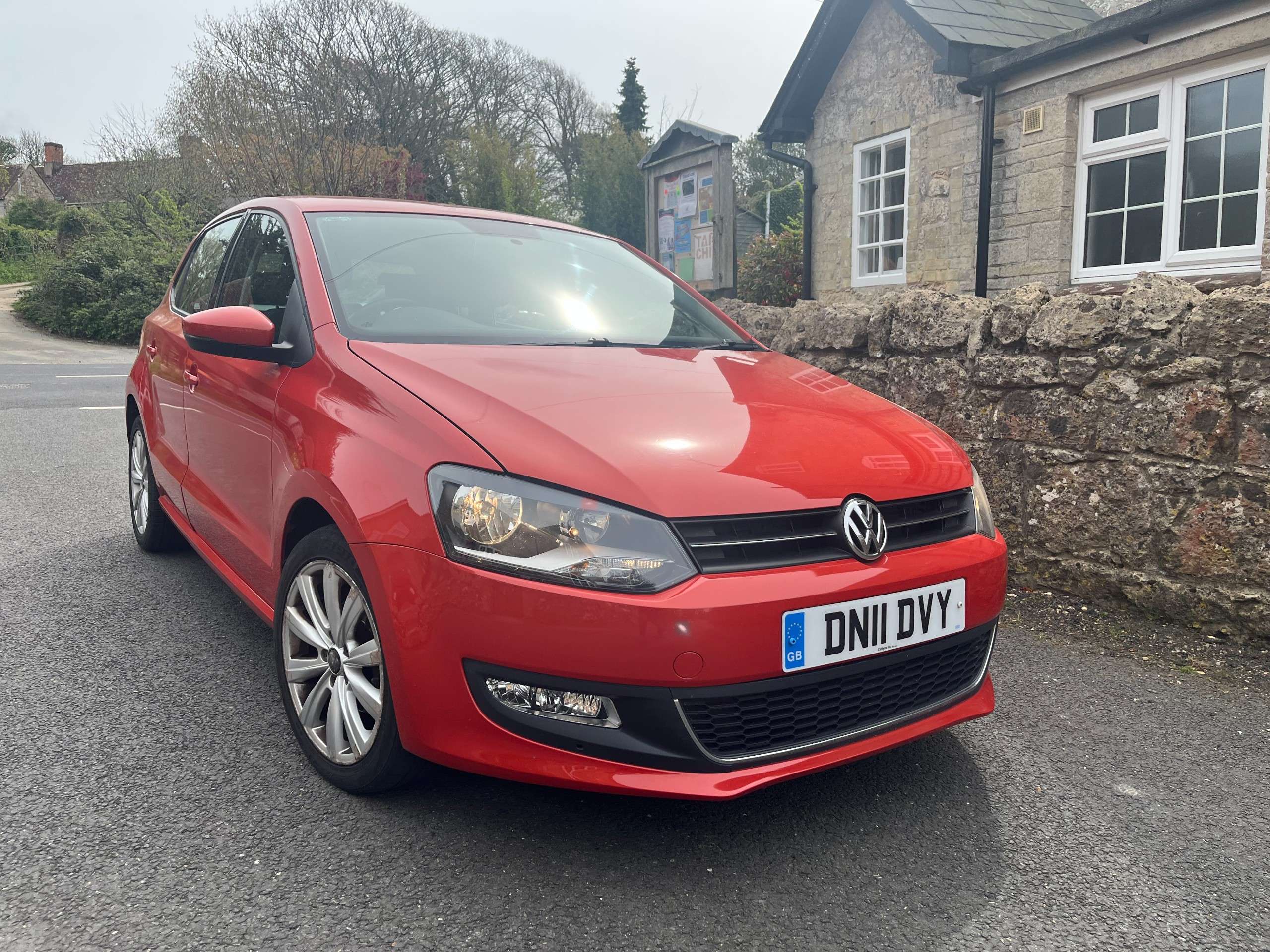 A 2011 VOLKSWAGEN POLO 1.4 SEL Hatchback 5dr Petrol DSG Euro 5 (85 ps) A 2011 VOLKSWAGEN POLO 1.4 SEL Hatchback 5dr Petrol DSG Euro 5 (85 ps)