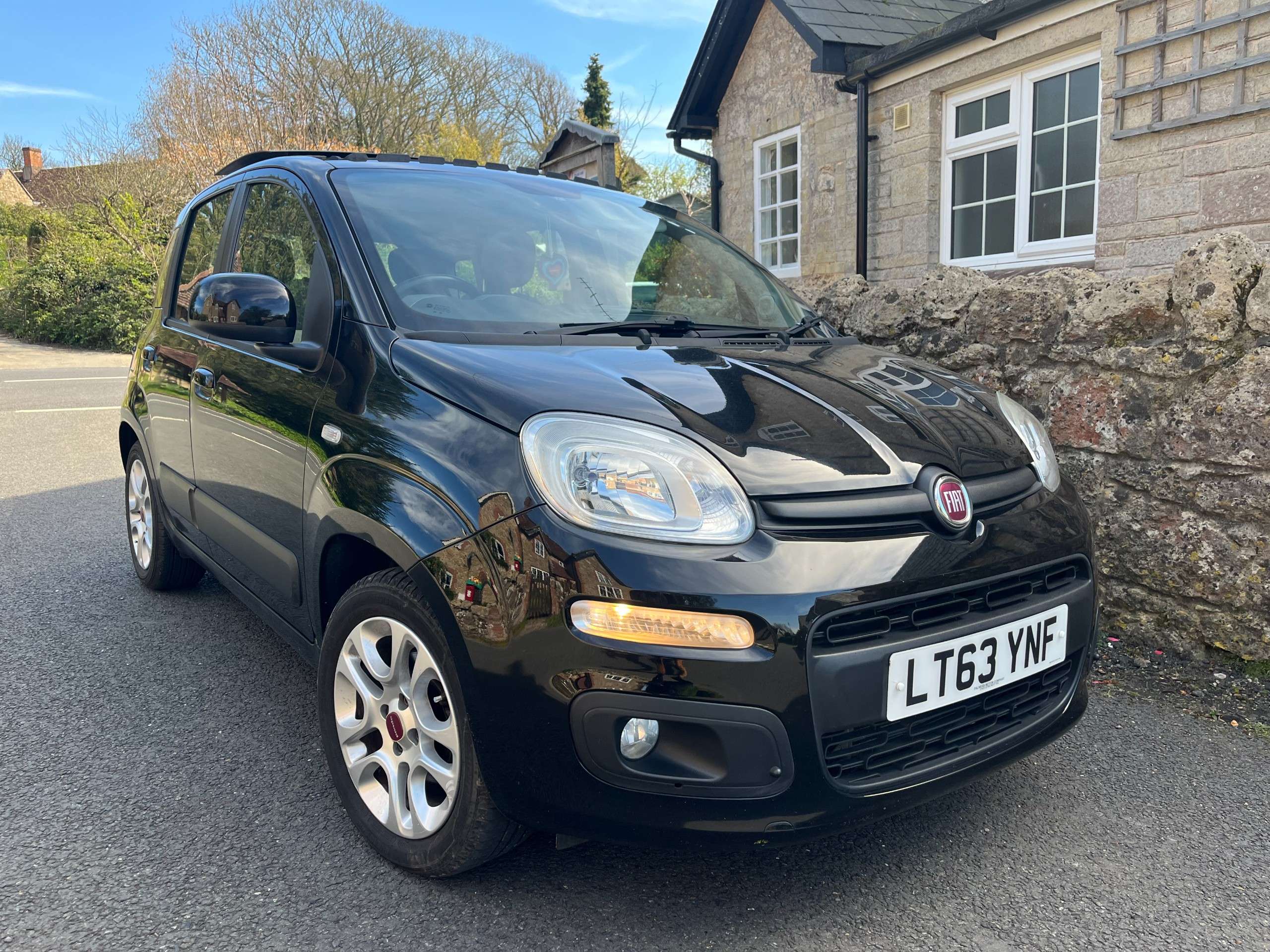 A 2013 FIAT PANDA 0.9 TwinAir Lounge Hatchback 5dr Petrol Manual Euro 5 (s/s) (85 bhp) A 2013 FIAT PANDA 0.9 TwinAir Lounge Hatchback 5dr Petrol Manual Euro 5 (s/s) (85 bhp)