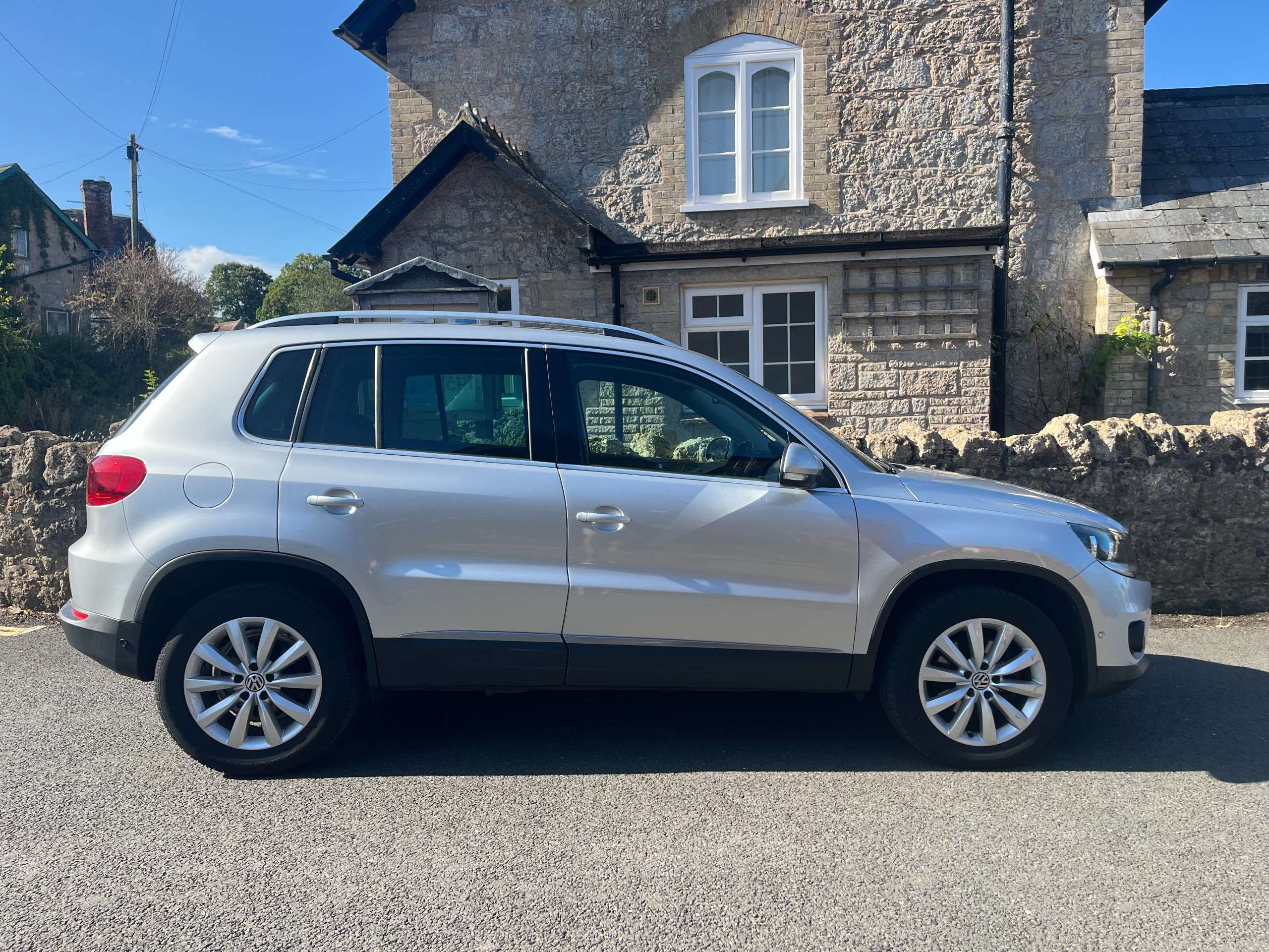 A 2013 VOLKSWAGEN TIGUAN 2.0 TDI BlueMotion Tech Match SUV 5dr Diesel Manual 4WD Euro 5 (s/s) (140 ps) A 2013 VOLKSWAGEN TIGUAN 2.0 TDI BlueMotion Tech Match SUV 5dr Diesel Manual 4WD Euro 5 (s/s) (140 ps)
