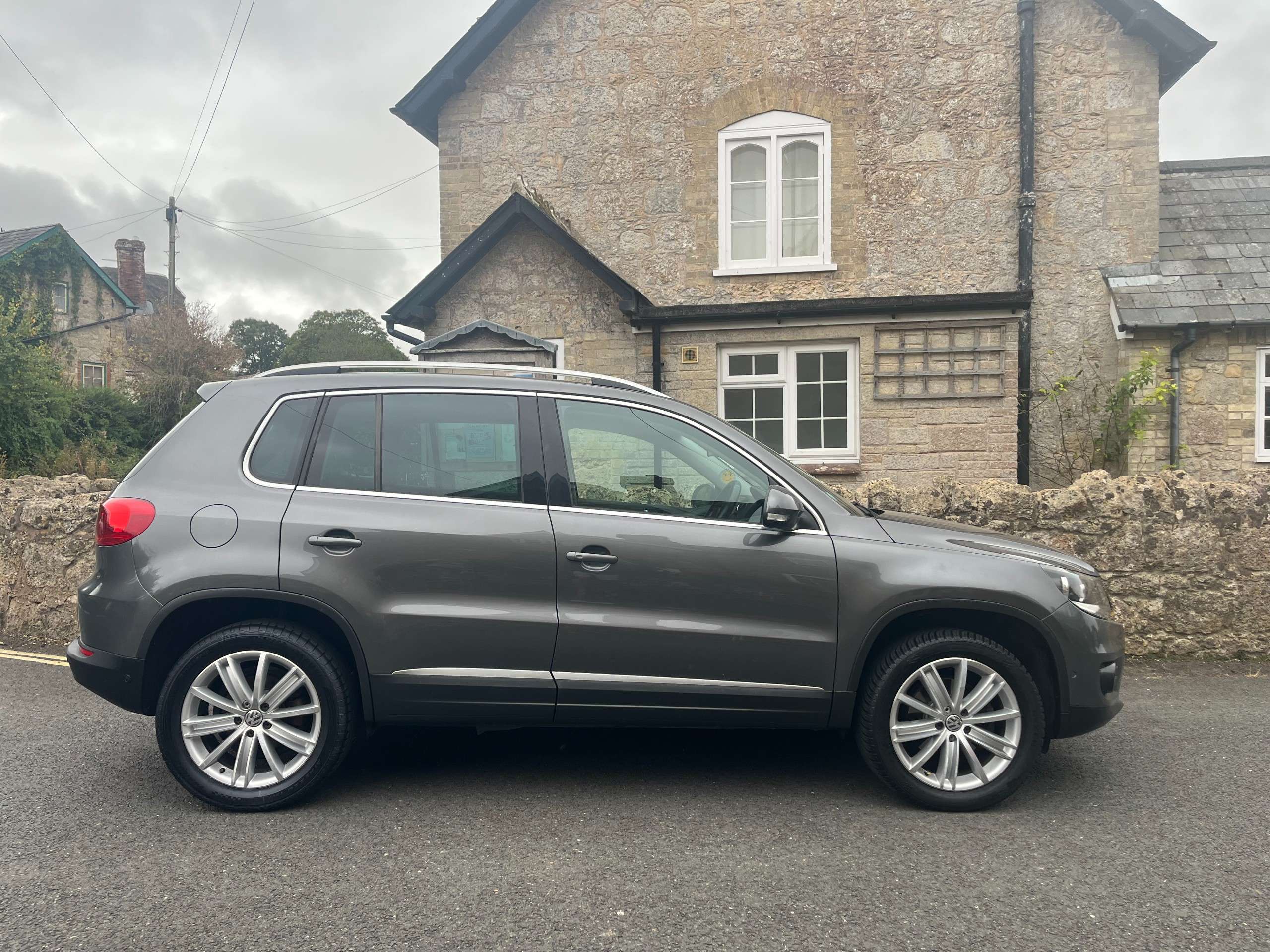 A 2016 VOLKSWAGEN TIGUAN 2.0 TDI BlueMotion Tech Match Edition SUV 5dr Diesel Manual 4WD Euro 6 (s/s) (150 ps) A 2016 VOLKSWAGEN TIGUAN 2.0 TDI BlueMotion Tech Match Edition SUV 5dr Diesel Manual 4WD Euro 6 (s/s) (150 ps)