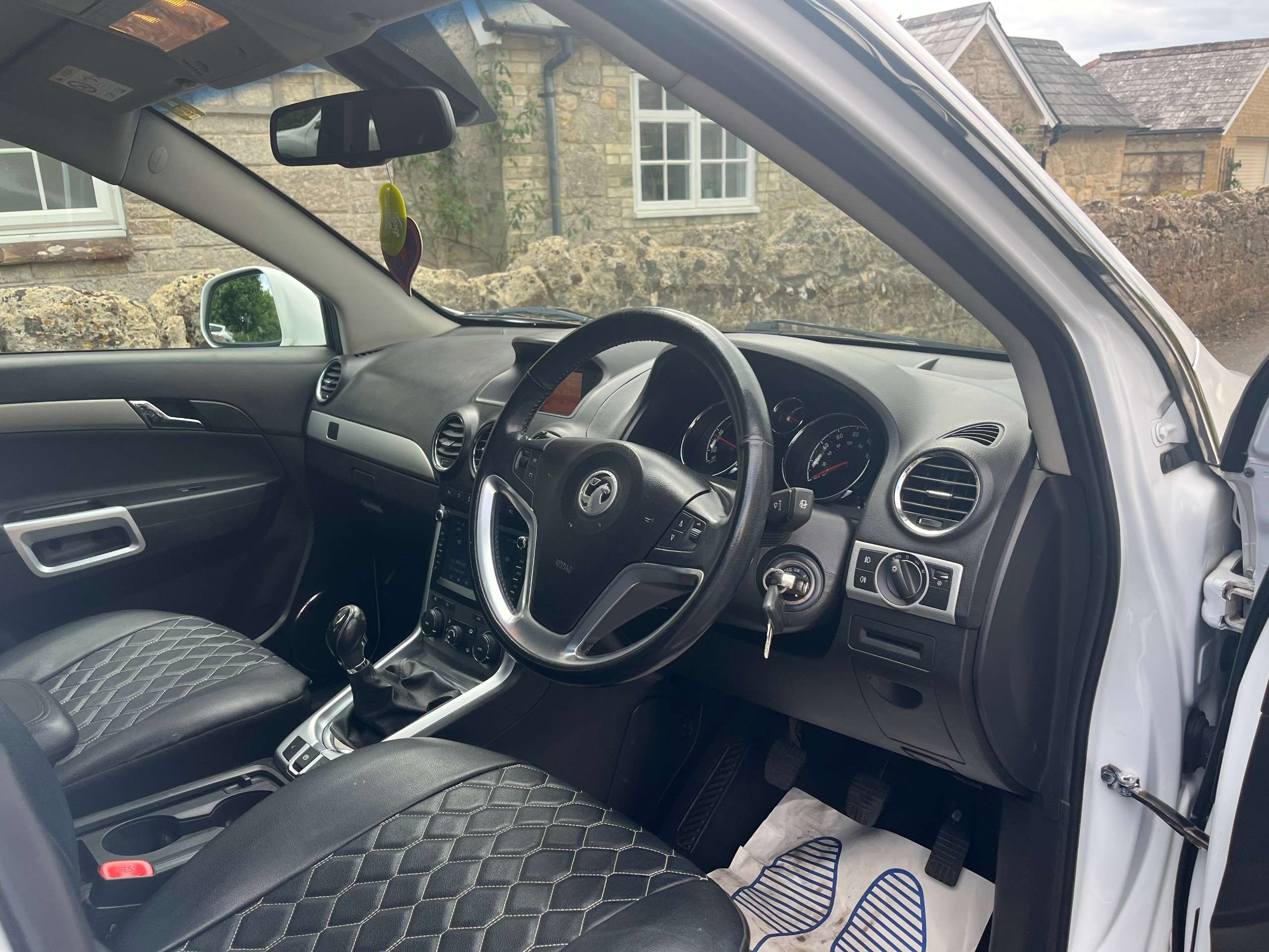 A 2014 VAUXHALL ANTARA 2.2 CDTi SE SUV 5dr Diesel Manual 4WD Euro 5 (s/s) (SNav) (163 ps) A 2014 VAUXHALL ANTARA 2.2 CDTi SE SUV 5dr Diesel Manual 4WD Euro 5 (s/s) (SNav) (163 ps)